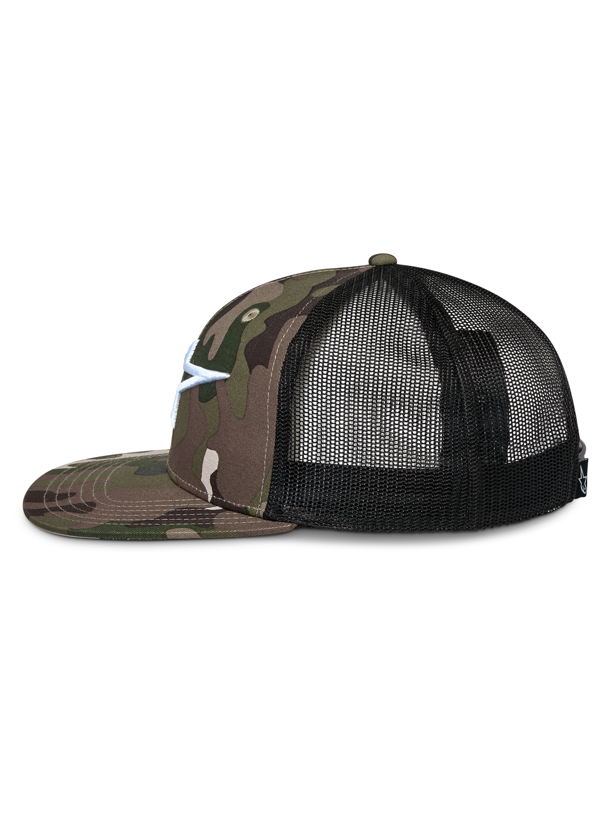 Alpinestars Corp Trucker Cap, Seitenansicht, grüne Camouflage-Vorderseite aus Twill mit flachem Schirm, schwarze Mesh-Rückseite, weiß gesticktes Astars-Logo, lässige Motorsport-Streetwear
