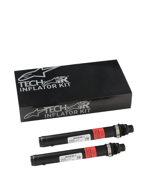 Alpinestars Tech-Air 3 V2 Airbag-System Ersatzkartuschen, zwei schwarze zylindrische Argongas-Inflatoren mit roten Warnetiketten, schwarze Tech-Air Inflator Kit Box mit silbernem Alpinestars-Branding, essentielles Wartungs-Set für Motorrad-Airbag-Systeme