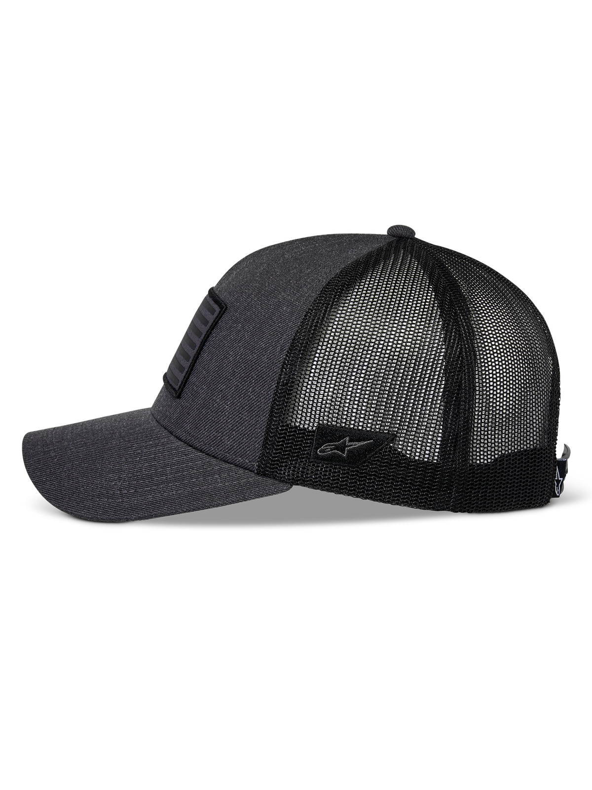 Alpinestars Flag Snapback Mütze, Anthrazit-Melange und Schwarz, Seitenansicht, gebogener Schirm mit strukturierter Krone, Twill-Vorderseite und schwarze Poly-Mesh-Rückseite, kleiner Astars-Logo-Patch an der Seite, lässige Motorsport-Kopfbedeckung