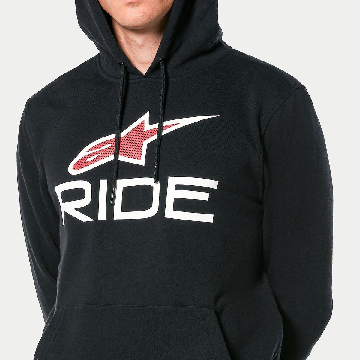 Alpinestars Ride 4.0 Hoodie, schwarzer Fleece-Kapuzenpullover, mit weißem „RIDE“-Schriftzug und rotem Alpinestars-Logo mit perforiertem Druck auf der Brust, lässige Motorsport-Streetwear mit Kordelzug-Kapuze