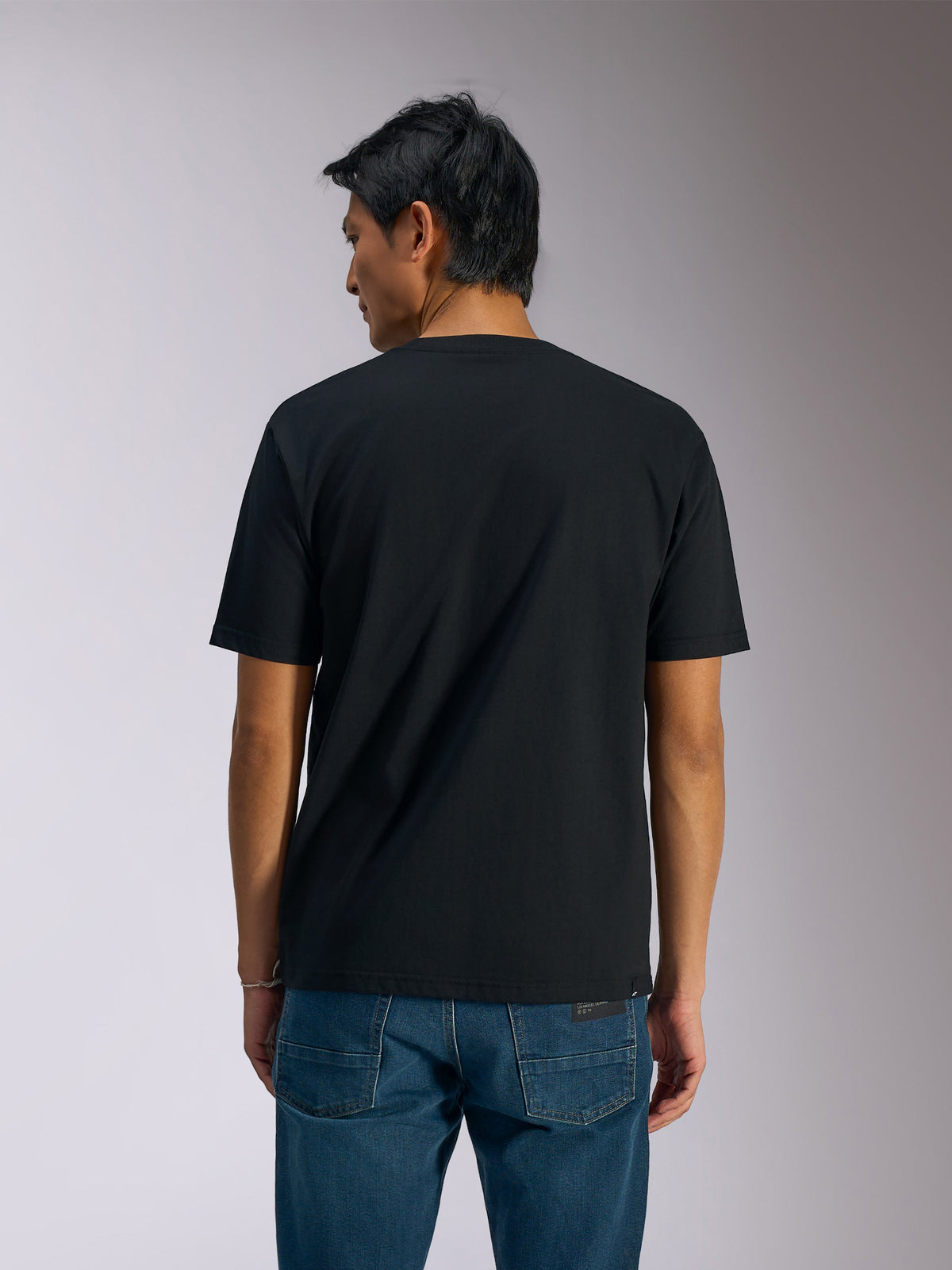 Alpinestars Ageless Shadow CSF Tee, Kurzarm-T-Shirt, Schwarz, Rückansicht am Modell, schlichtes Design mit lässiger Streetwear-Passform