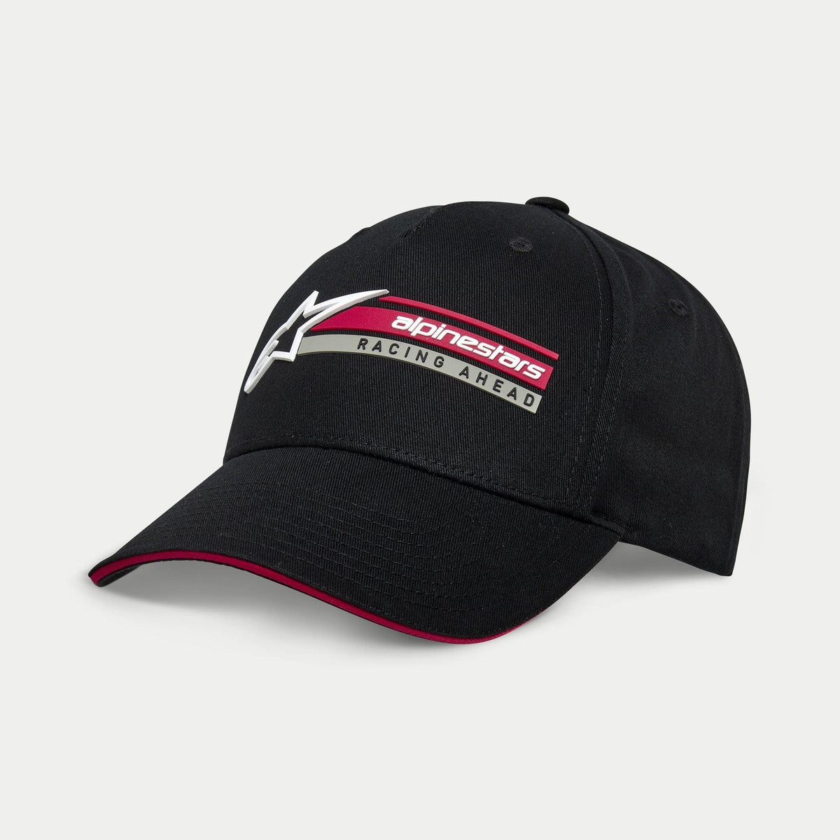 Alpinestars Par Mütze, Schwarze Sportswear-Snapback, mit weißem 3D-Logo und rot-grauem Grafikstreifen mit „Racing Ahead“-Text, gebogener Schirm mit rotem Sandwich-Detail, strukturiertes Baumwoll-Twill-Design