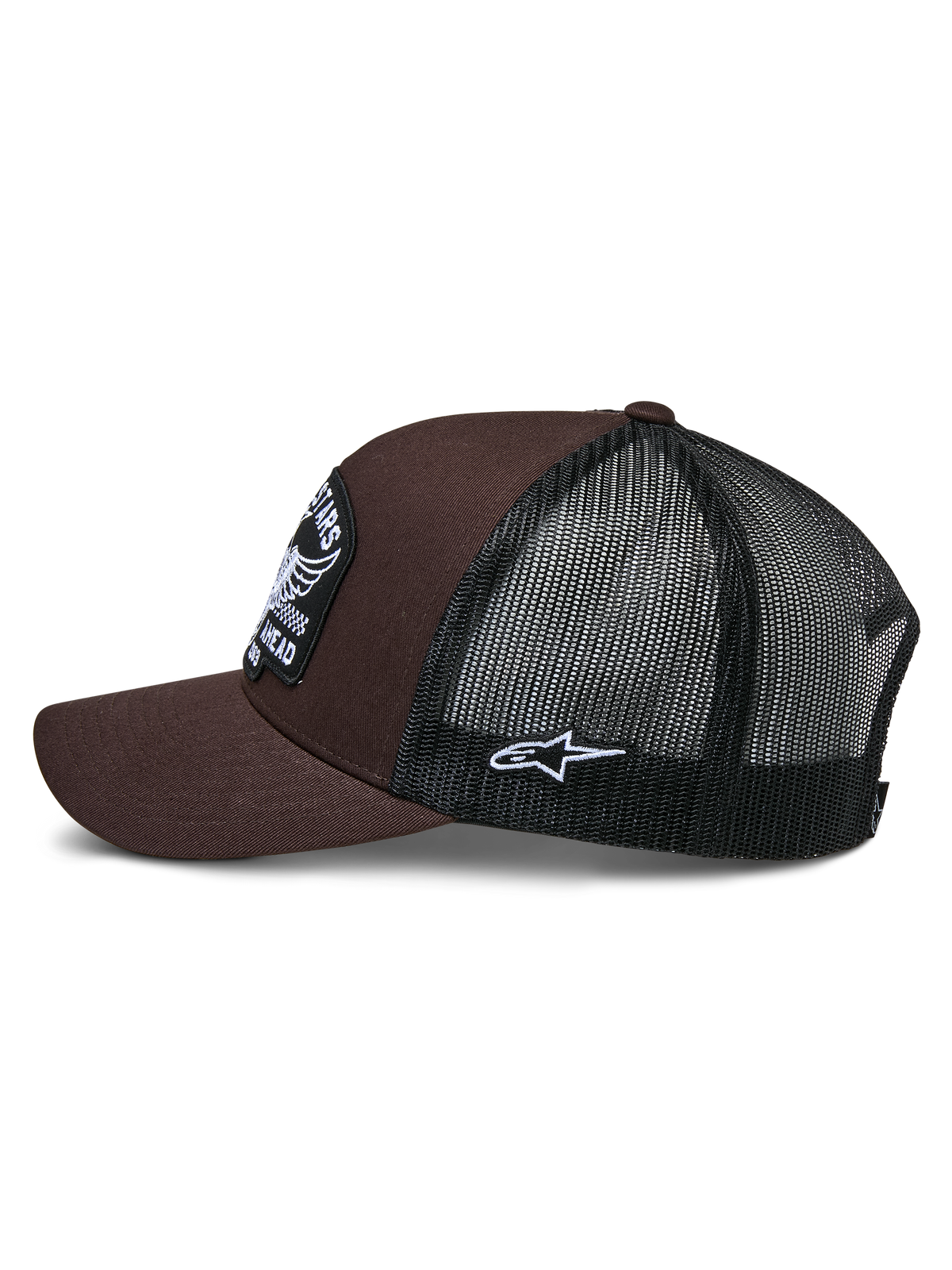 Alpinestars Heritage Patch Trucker Mütze, Braun und Schwarz, Seitenansicht mit brauner Twill-Vorderseite und schwarzer Mesh-Rückseite, weißer seitlicher Ageless-Logo-Patch, strukturierte Krone und gebogener Schirm