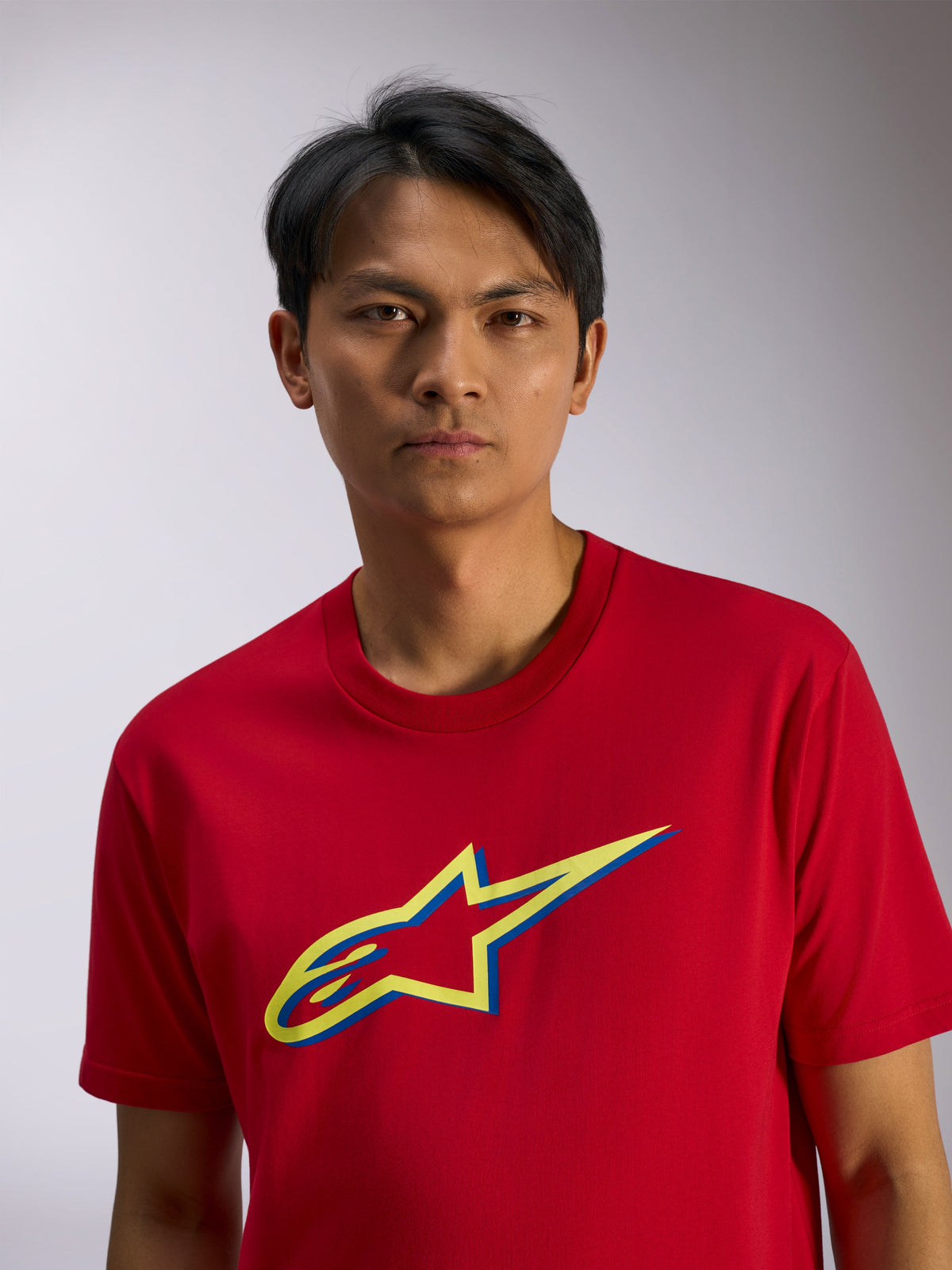 Alpinestars Ageless Shadow CSF Tee, Kurzarm-T-Shirt, Rot mit gelbem und blauem Schatten-Logo auf der Brust, lässige Sportbekleidung