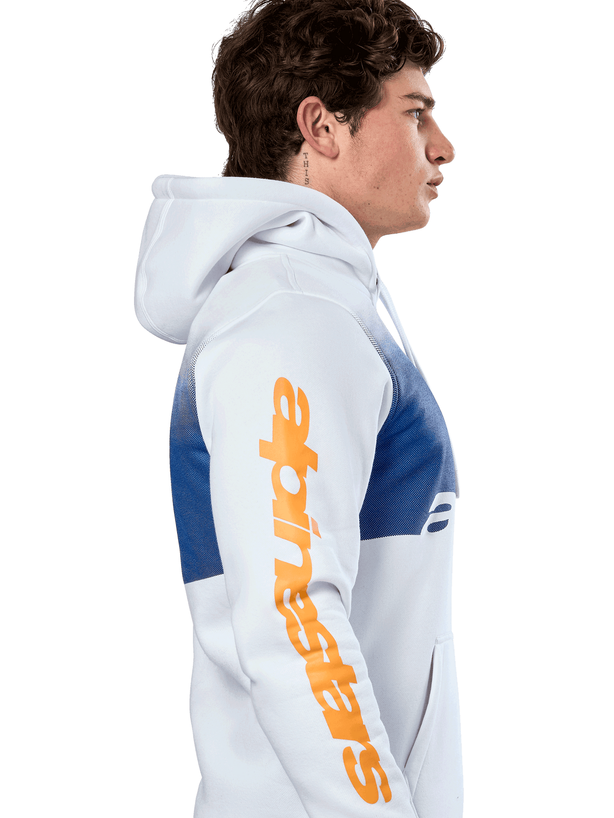 Alpinestars Specter Hoodie, lässige Streetwear, Weiß mit blauem Farbverlauf-Druck, große orangefarbene Alpinestars Wortmarke auf dem Ärmel, Seitenprofil eines Mannes, der den Kapuzenpullover trägt