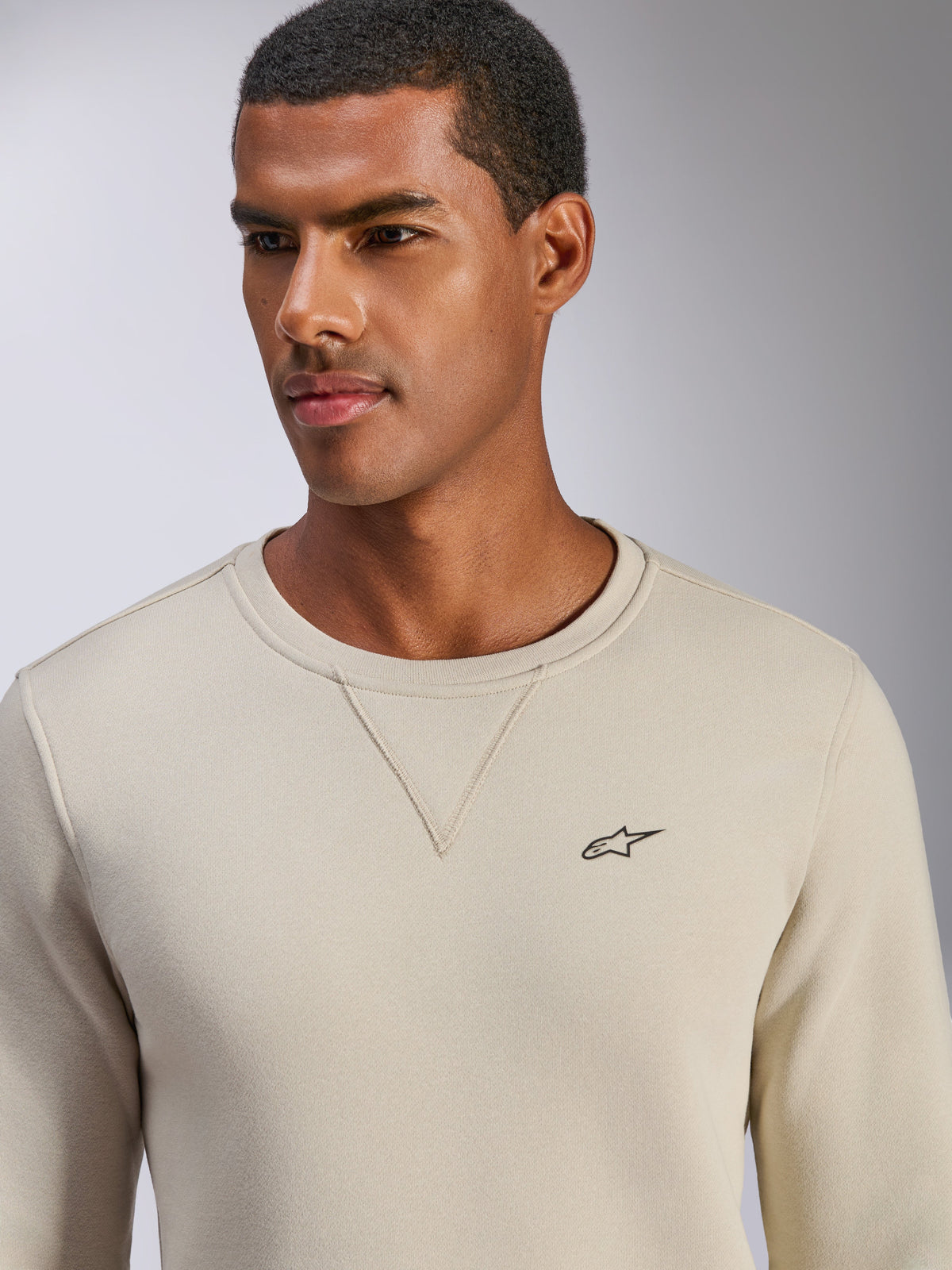 Alpinestars Positive Crew Sweatshirt, Off White, Rundhals-Pullover mit kleinem schwarzem Stern-Logo auf der Brust, V-Ziernaht am Ausschnitt, lässige vom Motorsport inspirierte Lifestyle-Bekleidung