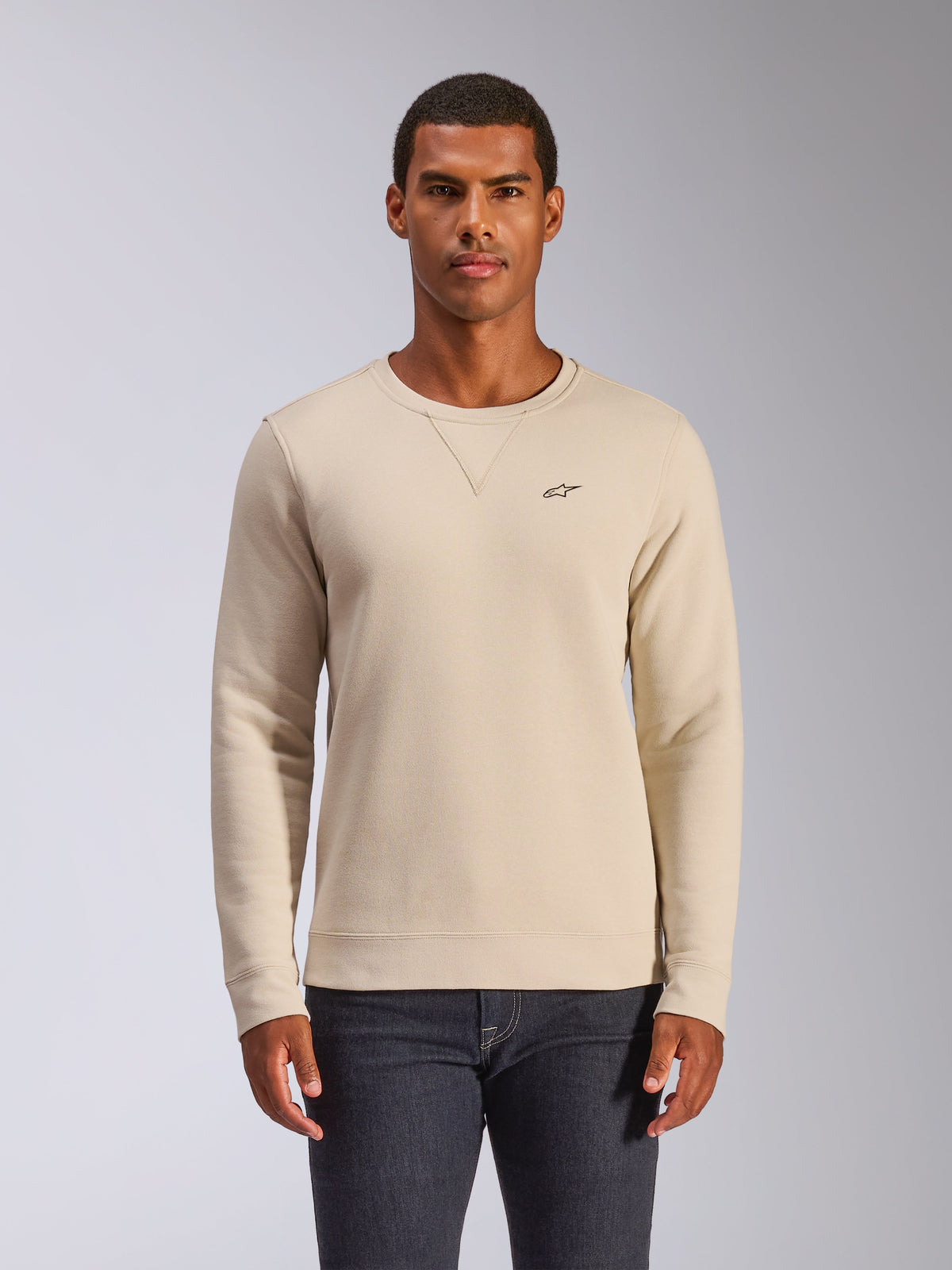 Alpinestars Positive Crew, Crewneck-Sweatshirt, Off-White, mit kleinem schwarzem Stern-Logo auf der Brust, V-Detail am Kragen, Rippbündchen an Ärmeln und Saum, lässige vom Motorsport inspirierte Streetwear