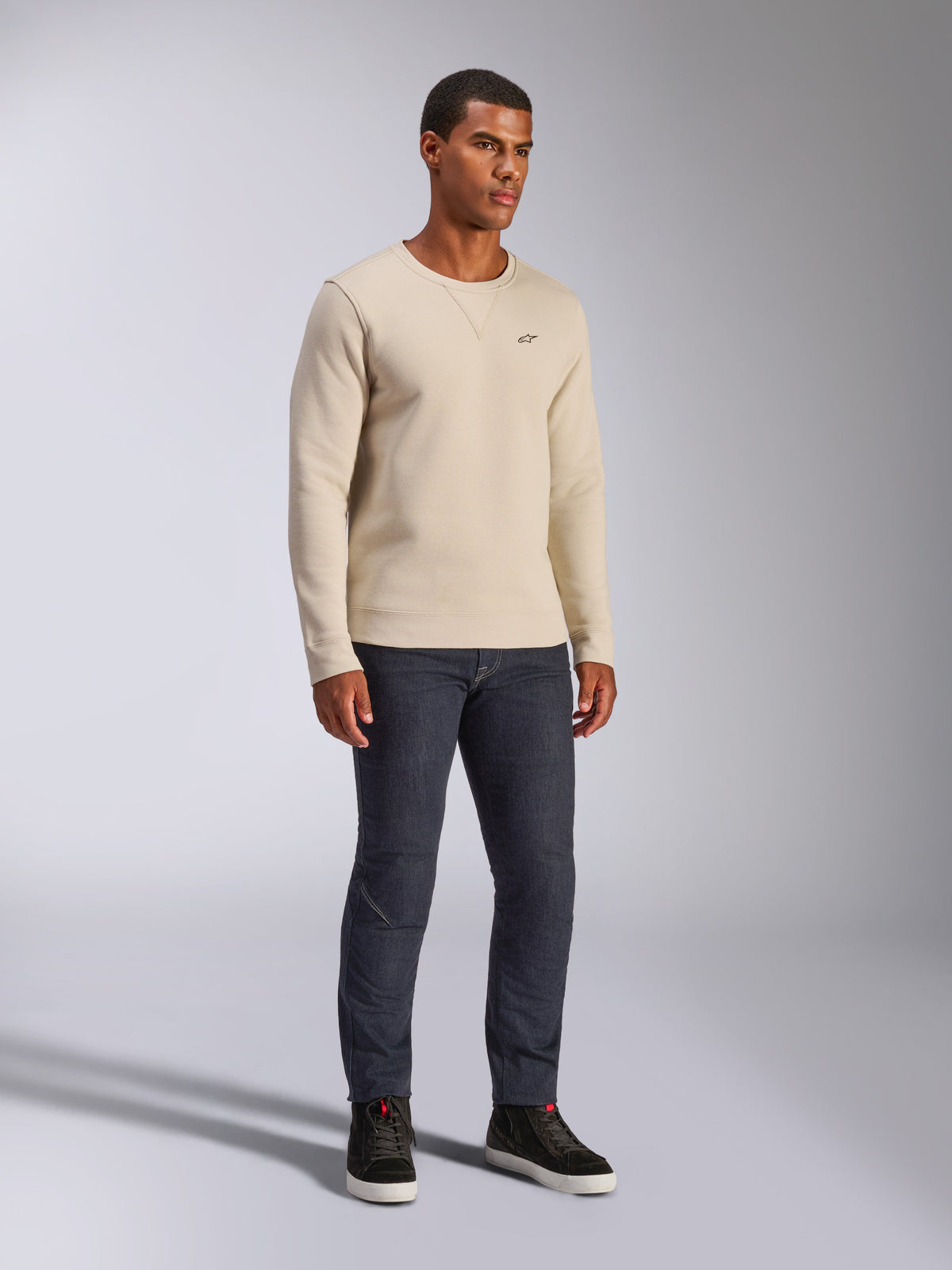 Alpinestars Positive Crew, Rundhals-Sweatshirt, Off-White, lässige Streetwear, mit kleinem schwarzem A-Star-Logo auf der Brust, gerippter Ausschnitt mit V-Naht-Detail, lange Ärmel, modernes, vom Motorsport inspiriertes Design.