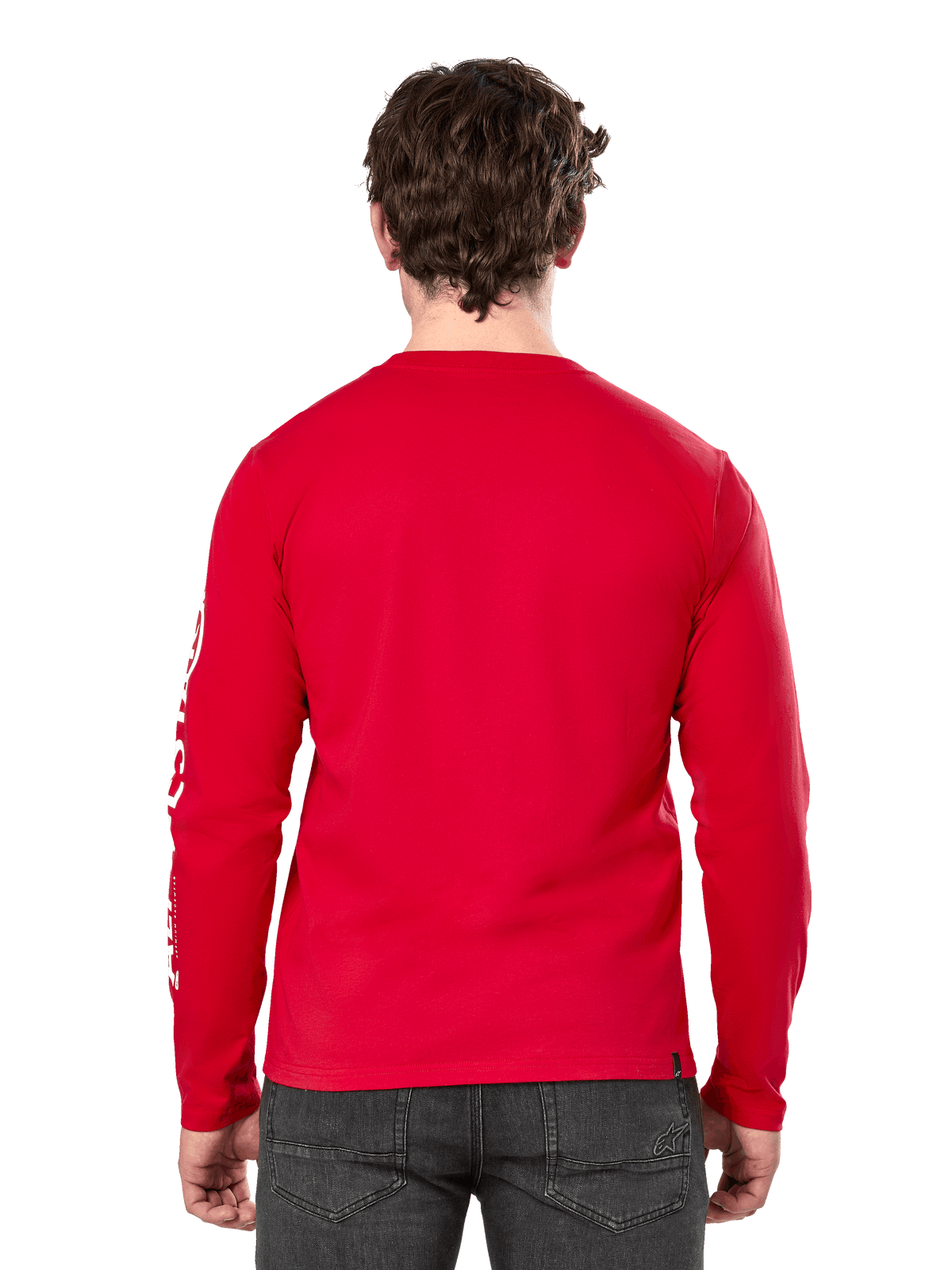 Rückansicht eines Mannes im roten Alpinestars Committed CSF Langarm-T-Shirt, kombiniert mit einer dunkelgrauen Jeans, mit sichtbarem Alpinestars-Ärmellogo in Weiß und einem minimalistischen Rückendesign.