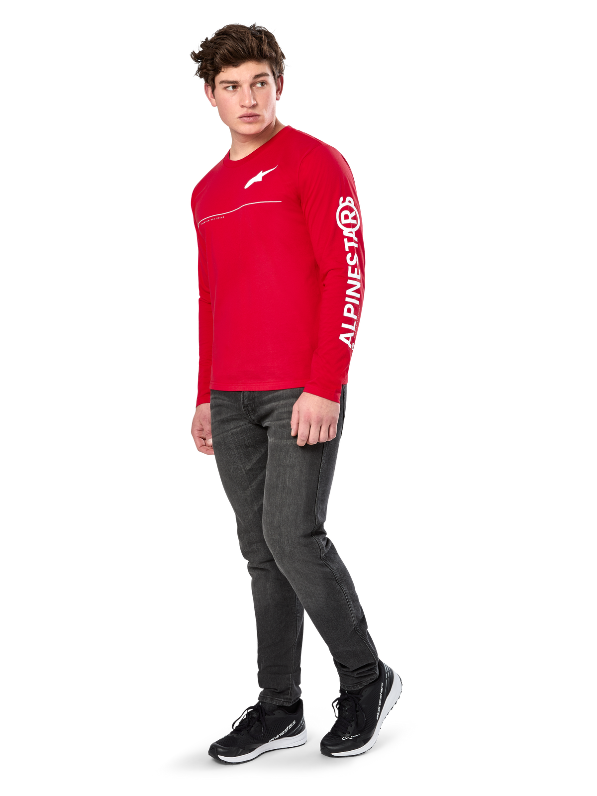 Alpinestars Committed CSF Tee, Langarm-T-Shirt, Rot, mit weißem Astars-Logo auf der Brust und Alpinestars-Schriftzug am Ärmel, getragen von einem Model mit dunkler Jeans und schwarzen Sneakern, lässige Motorsport-Streetwear