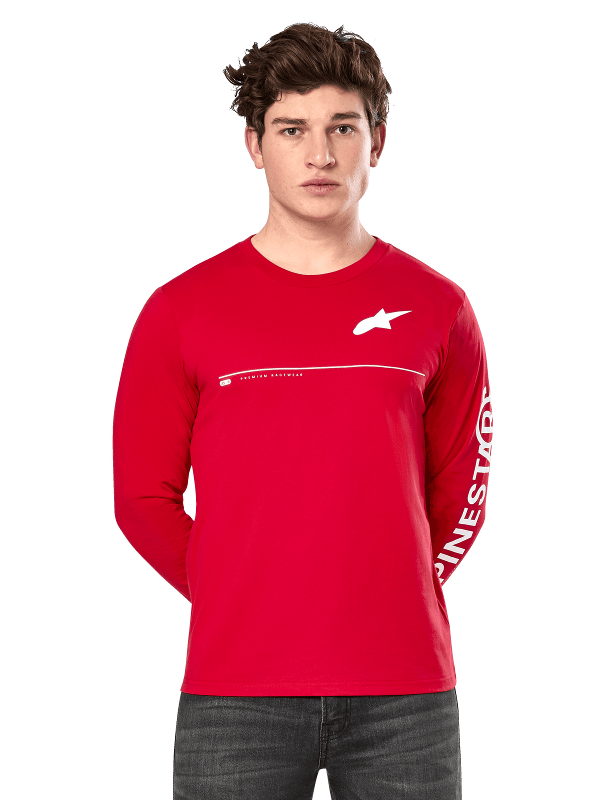 Alpinestars Committed CSF Langarm-T-Shirt, Rot, getragen von einem Model, mit weißem Astars-Logo auf der Brust und Alpinestars-Grafik auf dem Ärmel, horizontale weiße Brustlinie, lässige, vom Motorsport inspirierte Streetwear