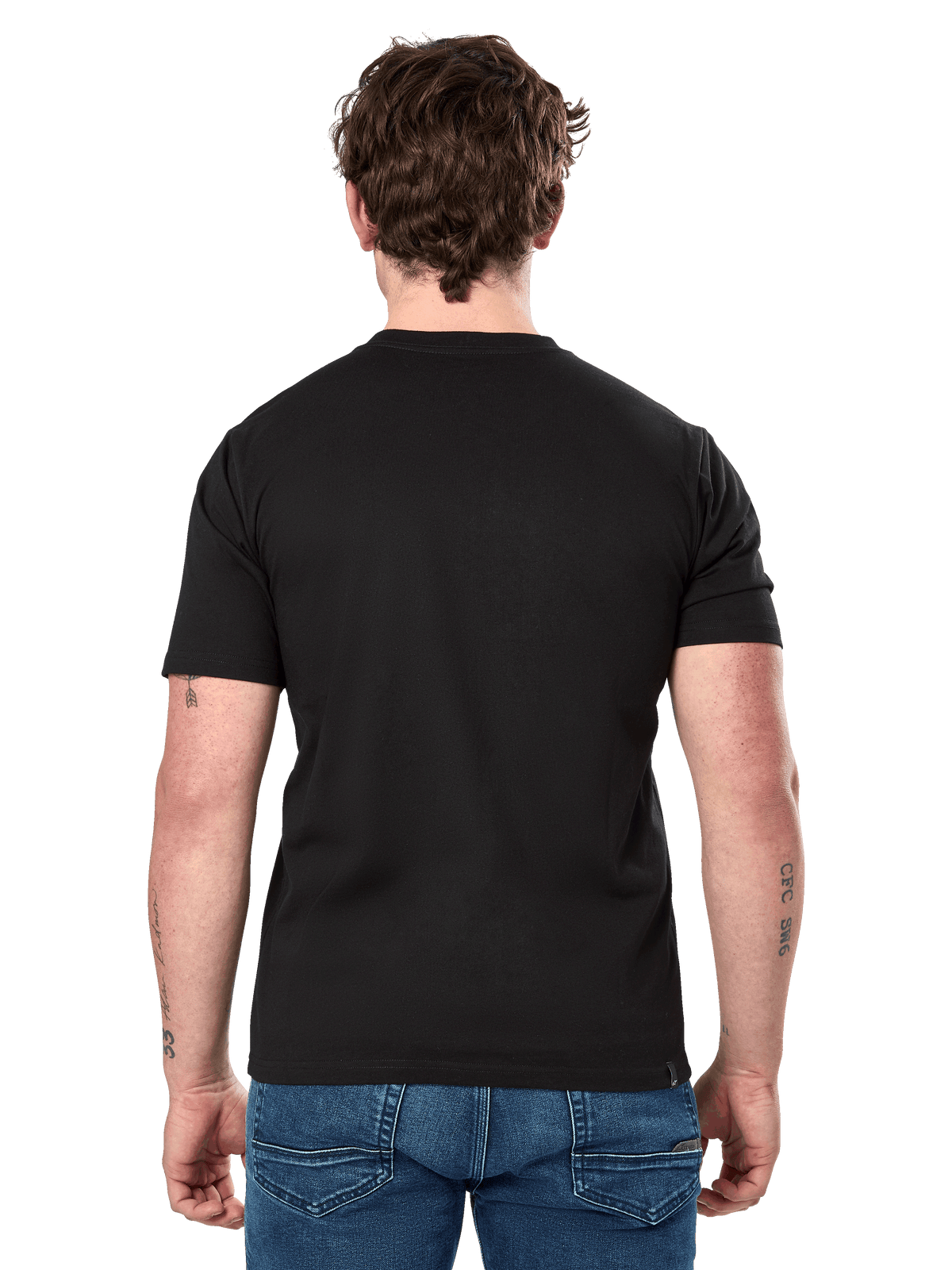 Alpinestars Cereal CSF Tee, Kurzarm-T-Shirt, Schwarz, Rückansicht, getragen mit blauen Jeans, lässige Motorsport-inspirierte Streetwear