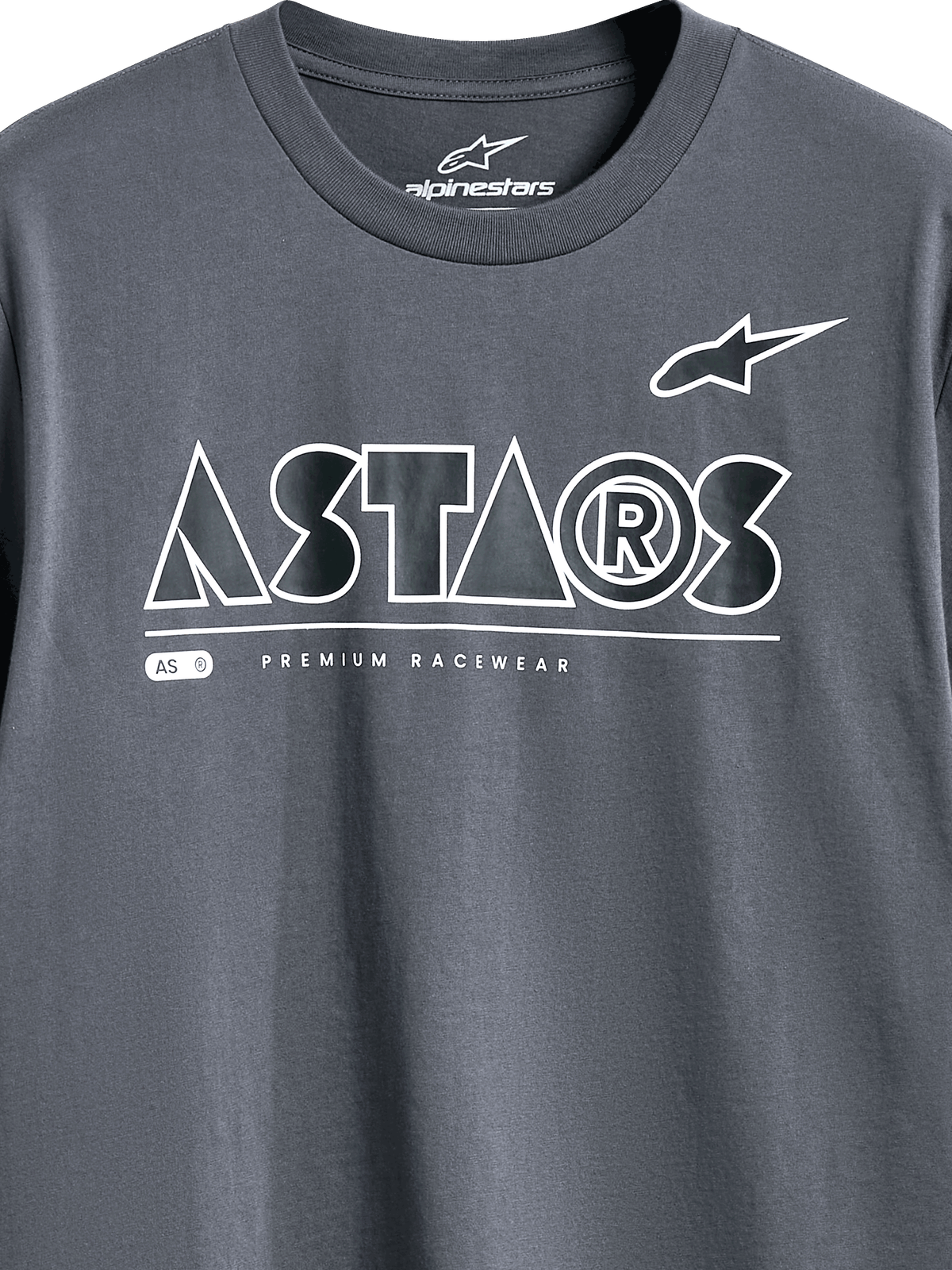 Alpinestars Cereal CSF Tee, Kurzarm-T-Shirt, Anthrazit, Detailansicht der Brustgrafik mit weißem geometrischem ASTARS-Textlogo und PREMIUM RACEWEAR Slogan, lässige Motorsport-Streetwear