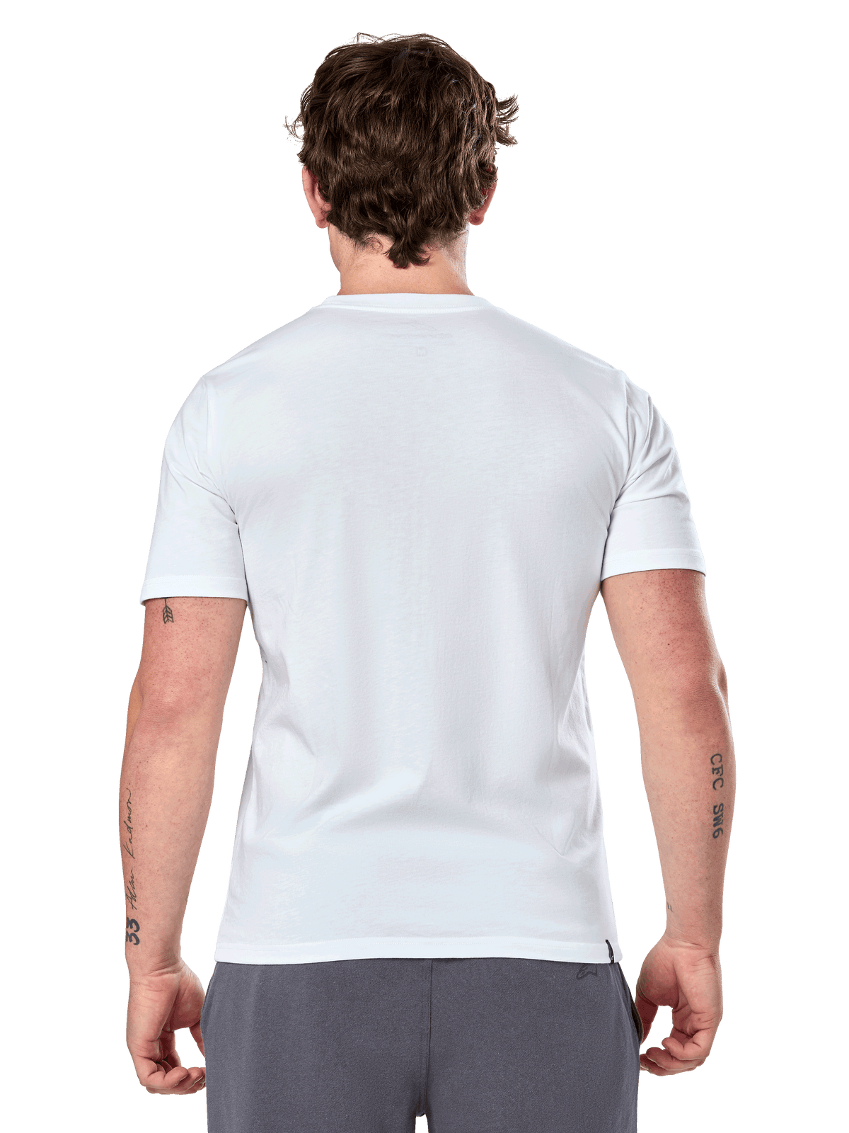 Alpinestars Geografica CSF Tee, Kurzarm-T-Shirt, Weiß, Rückansicht, getragen von einem Modell mit grauer Hose, lässige Motorsport-Streetwear