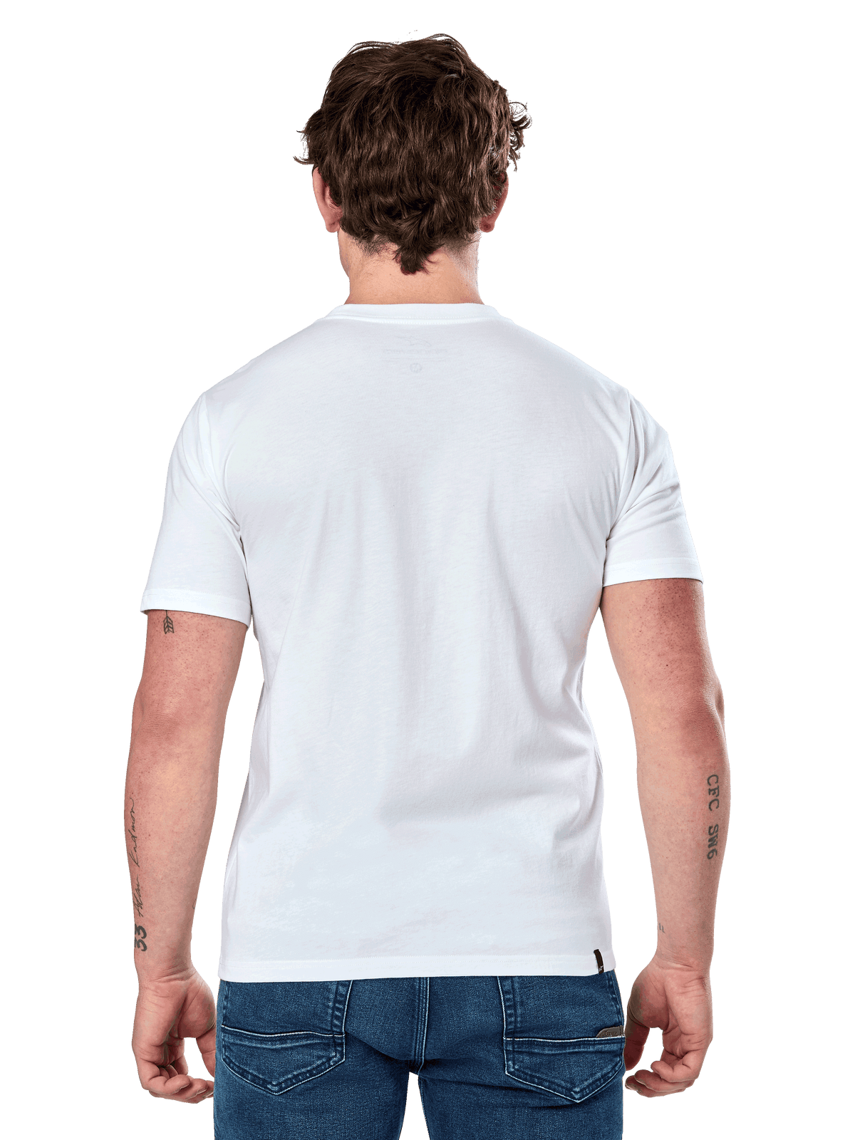 Alpinestars Dot Carbon Csf Tee, Kurzarm-T-Shirt, Weiß, Rückansicht am Modell, getragen mit blauen Denim-Jeans, lässige Motorsport-Streetwear