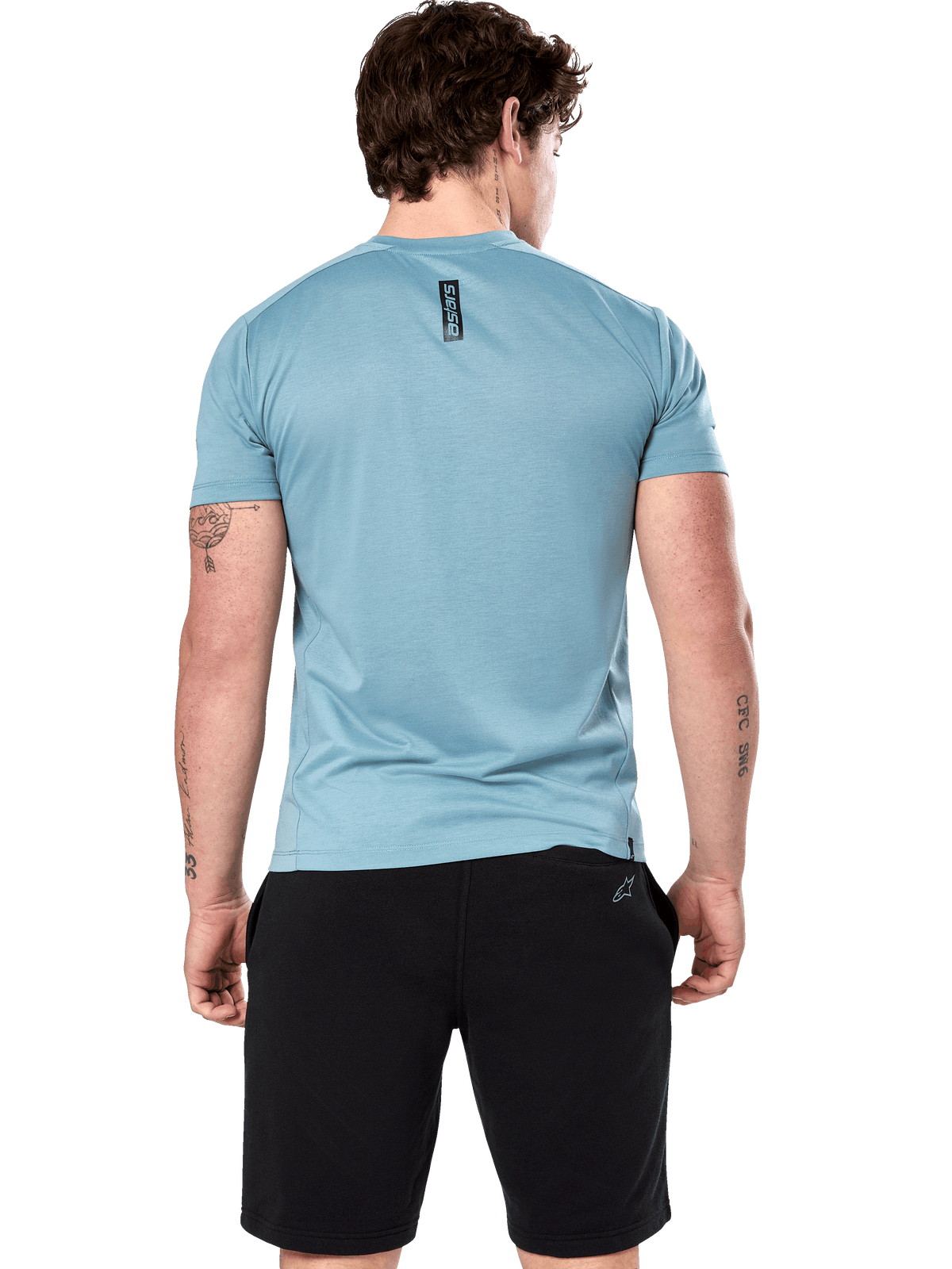 Alpinestars Point Performance Tee, kurzärmliges T-Shirt, Ice Blue, Rückansicht am Modell mit vertikalem schwarzem Astars-Schriftzug, kombiniert mit schwarzen Shorts, lässige Performance-Sportbekleidung