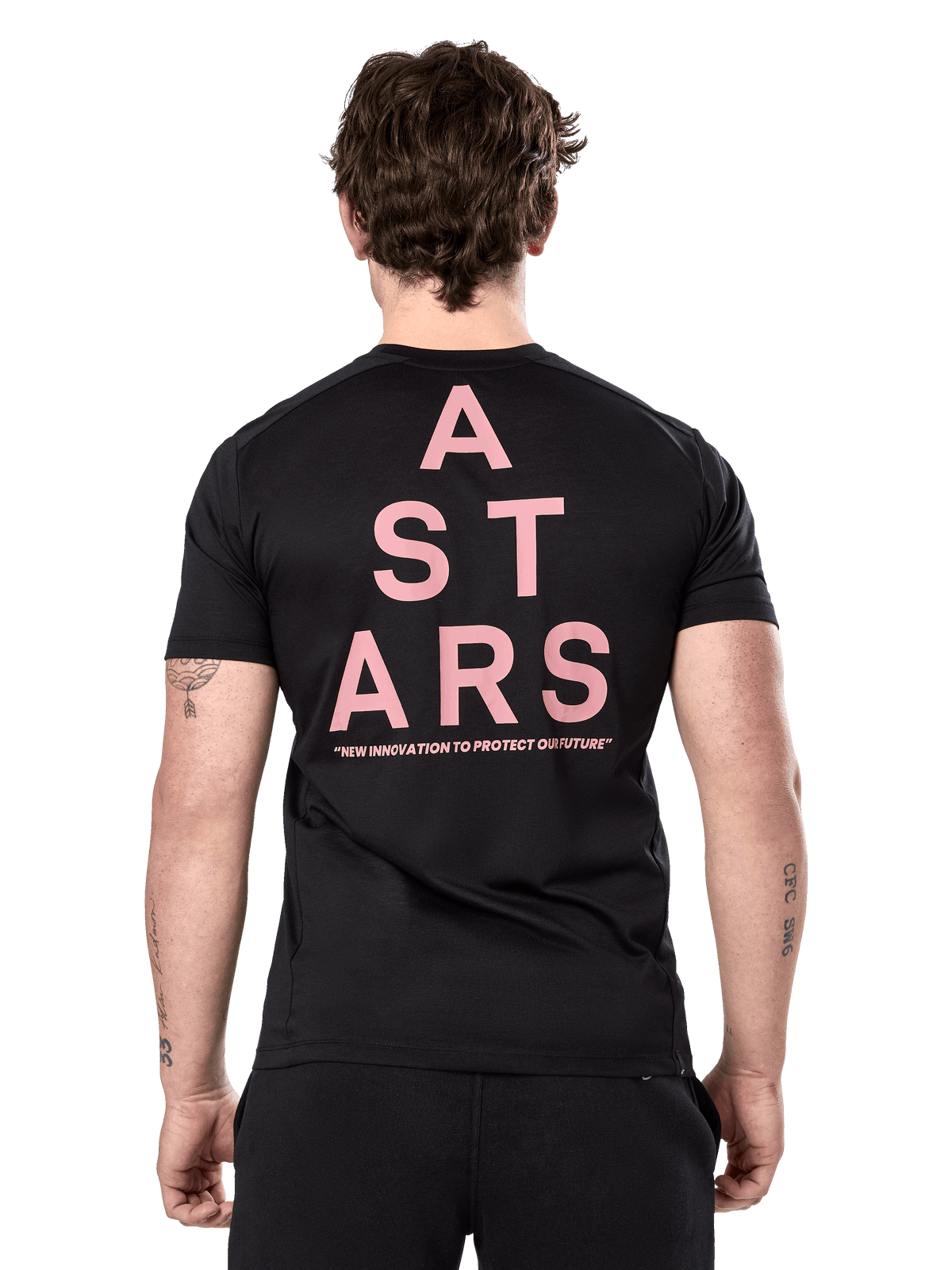 Alpinestars Attrition Performance Tee, kurzärmeliges T-Shirt, Schwarz, Rückansicht mit großer rosafarbener vertikaler ASTARS-Typografie und Slogan, Performance-Sportbekleidung