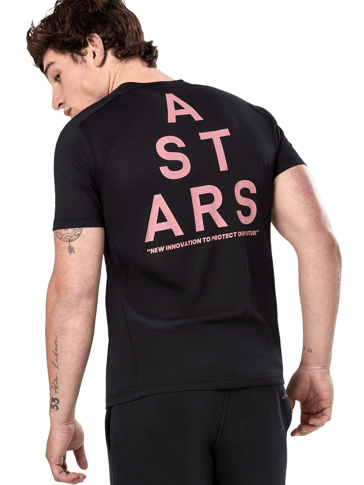 Alpinestars Attrition Performance Tee, kurzärmeliges T-Shirt, Schwarz, Rückansicht mit großer pinker vertikaler ASTARS-Grafik und Slogan „NEW INNOVATION TO PROTECT OUR FUTURE“, lässige Performance-Sportbekleidung