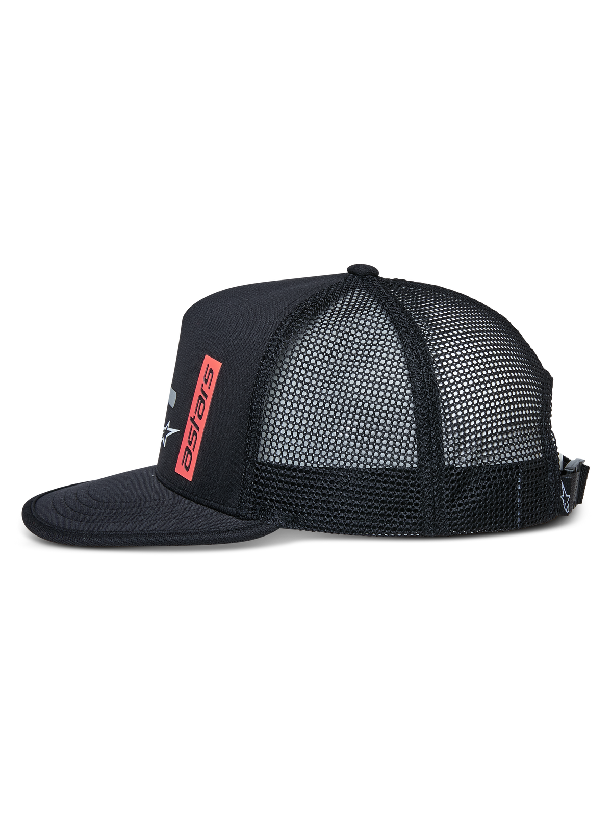 Alpinestars Alter Trucker Hat, Seitenansicht, Schwarz, flacher Schirm mit eingefasster Kante, strukturierte Krone mit Mesh-Rückseite, roter vertikaler Astars-Logo-Druck, verstellbarer Schnallenverschluss, lässige Sport-Kopfbedeckung