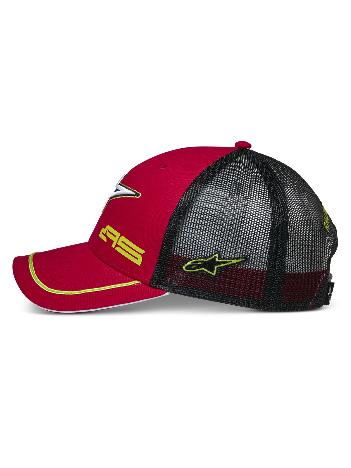 Alpinestars Exceed Trucker Mütze, Seitenansicht in Rot und Schwarz, gebogener Schirm mit gelber Paspelierung, schwarze Mesh-Einsätze hinten, gelbe AS- und Stern-Logo-Stickerei, lässige vom Motorsport inspirierte Kopfbedeckung
