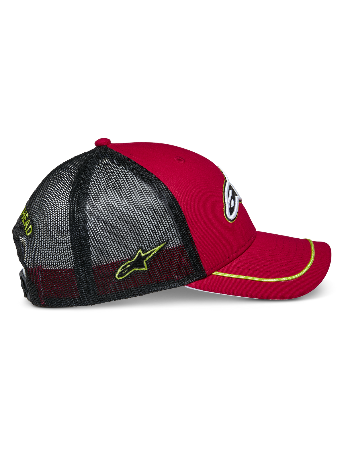 Alpinestars Exceed Trucker Hat, Trucker-Mütze, Rot und Schwarz mit neongelben Akzenten, gebogener Schirm mit neongelbem Sutache-Besatz, rote strukturierte Krone, schwarze Mesh-Rückseite mit besticktem Seitenlogo, lässiger Motorsport-Stil