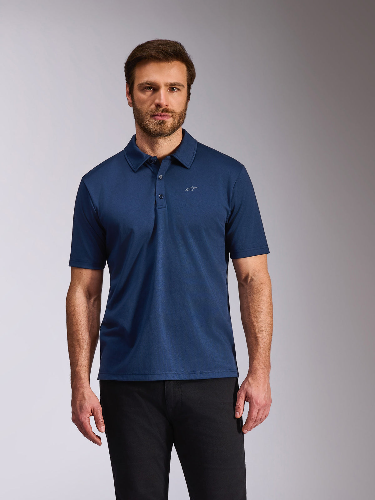 Alpinestars Impetus Sport Polo, Marineblau, Kurzarm-Poloshirt, 3-Knopf-Leiste aus Mock-Mesh-Gewebe, mit einem kleinen weißen Astars-Logo auf der Brust, lässige, vom Motorsport inspirierte Lifestyle-Bekleidung