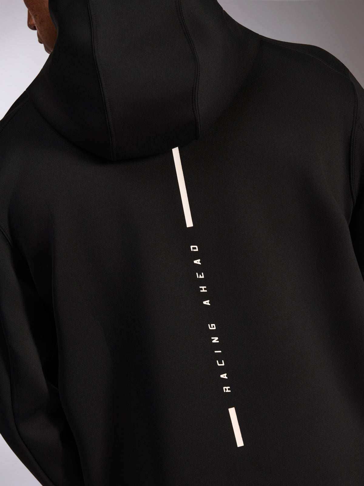 Alpinestars Insight Hoodie, lässiger Sportswear-Kapuzenpullover, Schwarz, Rückansicht mit vertikalem weißem Racing Ahead-Streifenlogo, glattes Tri-Blend-Doppelvlies, modernes, vom Motorsport inspiriertes Design