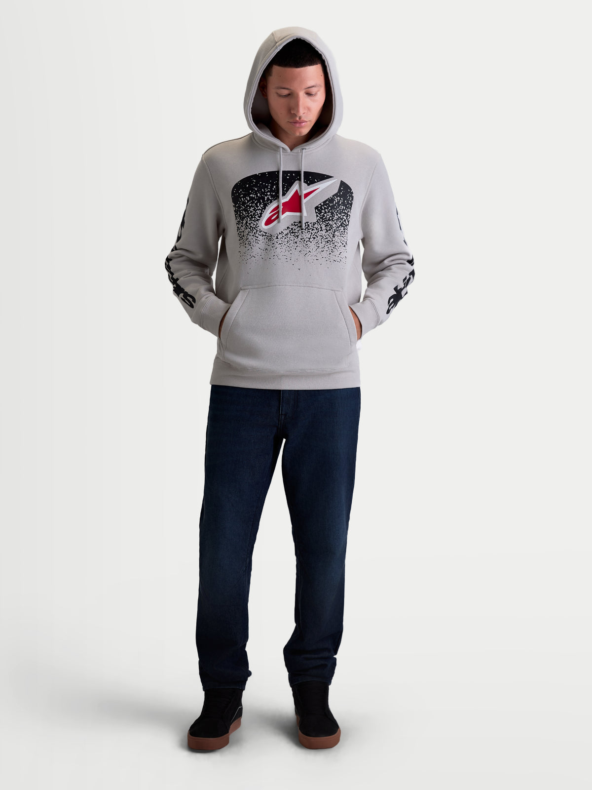 Alpinestars Obsessed Hoodie, Herren-Kapuzenpullover aus Fleece in Grau mit rot-schwarzen MX-inspirierten Verlaufsgrafiken, Astars-Logo auf der Brust und Branding am Ärmel, weiche Baumwoll-Polyester-Mischung für einen lässigen Motorsport-Lifestyle.