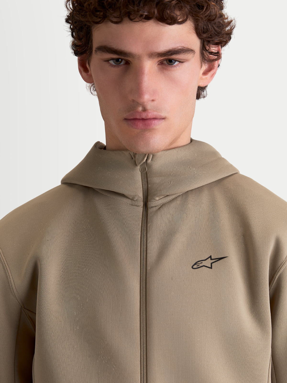 Alpinestars Cypher Hoodie, Sportswear Fleece-Hoodie für Herren, Putty Beige, mit Kapuze mit hohem Kragen, technischem Tri-Blend-Gewebe und minimalistischem Alpinestars-Logo auf der Brust.