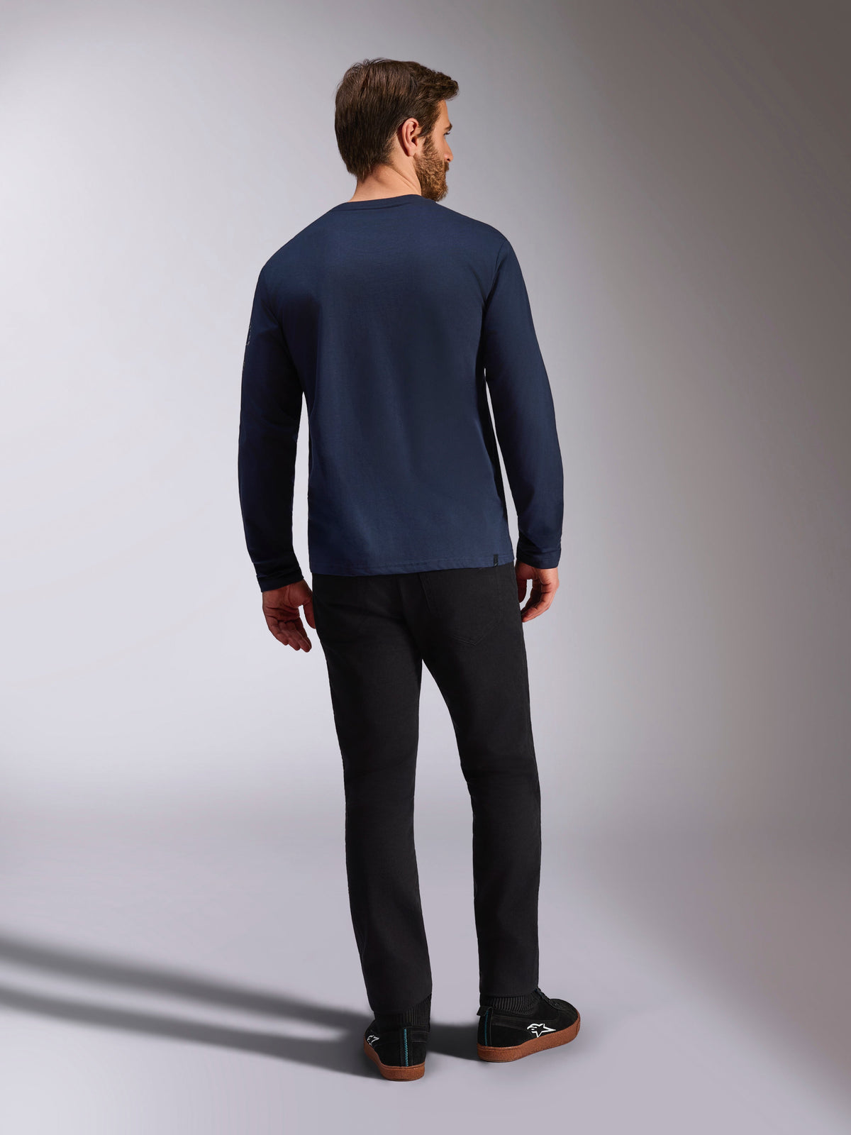 Alpinestars Mandatory CSF Langarmshirt, Navyblau, Rückansicht, getragen mit schwarzer Hose, lässige vom Motorsport inspirierte Streetwear