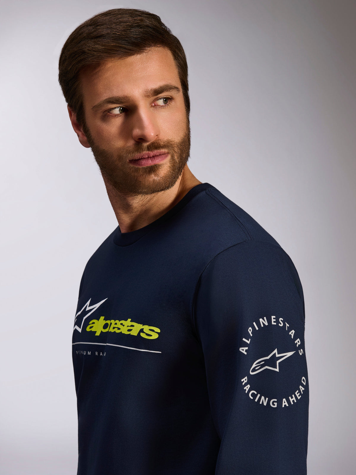 Alpinestars Mandatory CSF Tee, Langarmshirt, Marineblau, mit weißem und lindgrünem Front-Logo und kreisförmigem Alpinestars Racing Ahead-Logo am Ärmel, lässige Motorsport-Streetwear