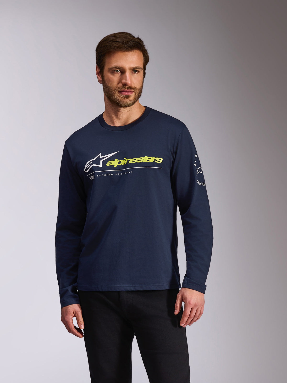 Alpinestars Mandatory CSF Langarmshirt, Marineblau, weißes und gelbes Alpinestars-Branding, weißes kreisförmiges Ärmellogo, lässige Motorsport-Sportbekleidung