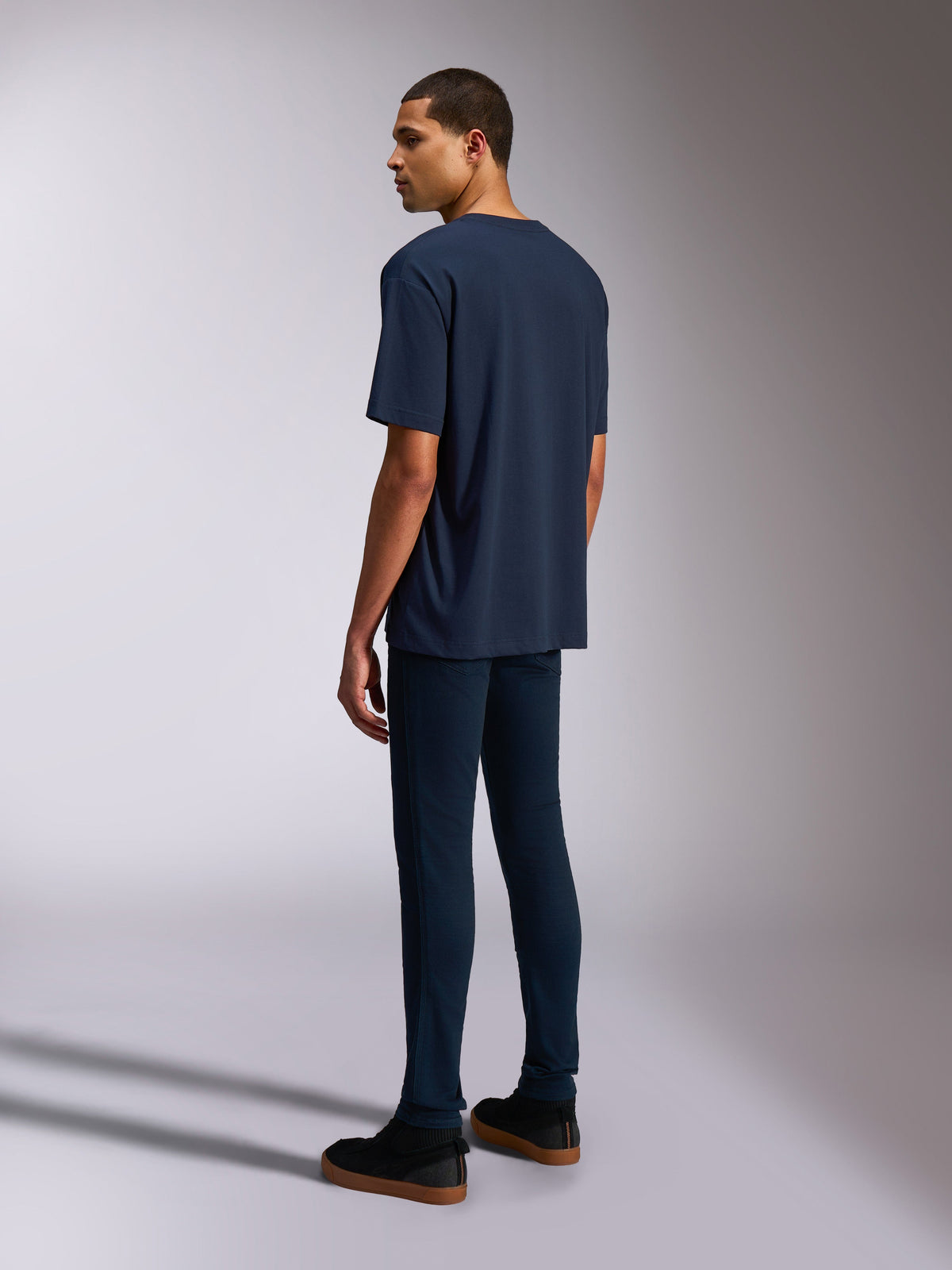 Alpinestars Alter Oversized CSF Tee, kurzärmeliges T-Shirt, Navy, Dreiviertel-Rückansicht eines Models in lockerer Passform, lässige, vom Motorsport inspirierte Streetwear