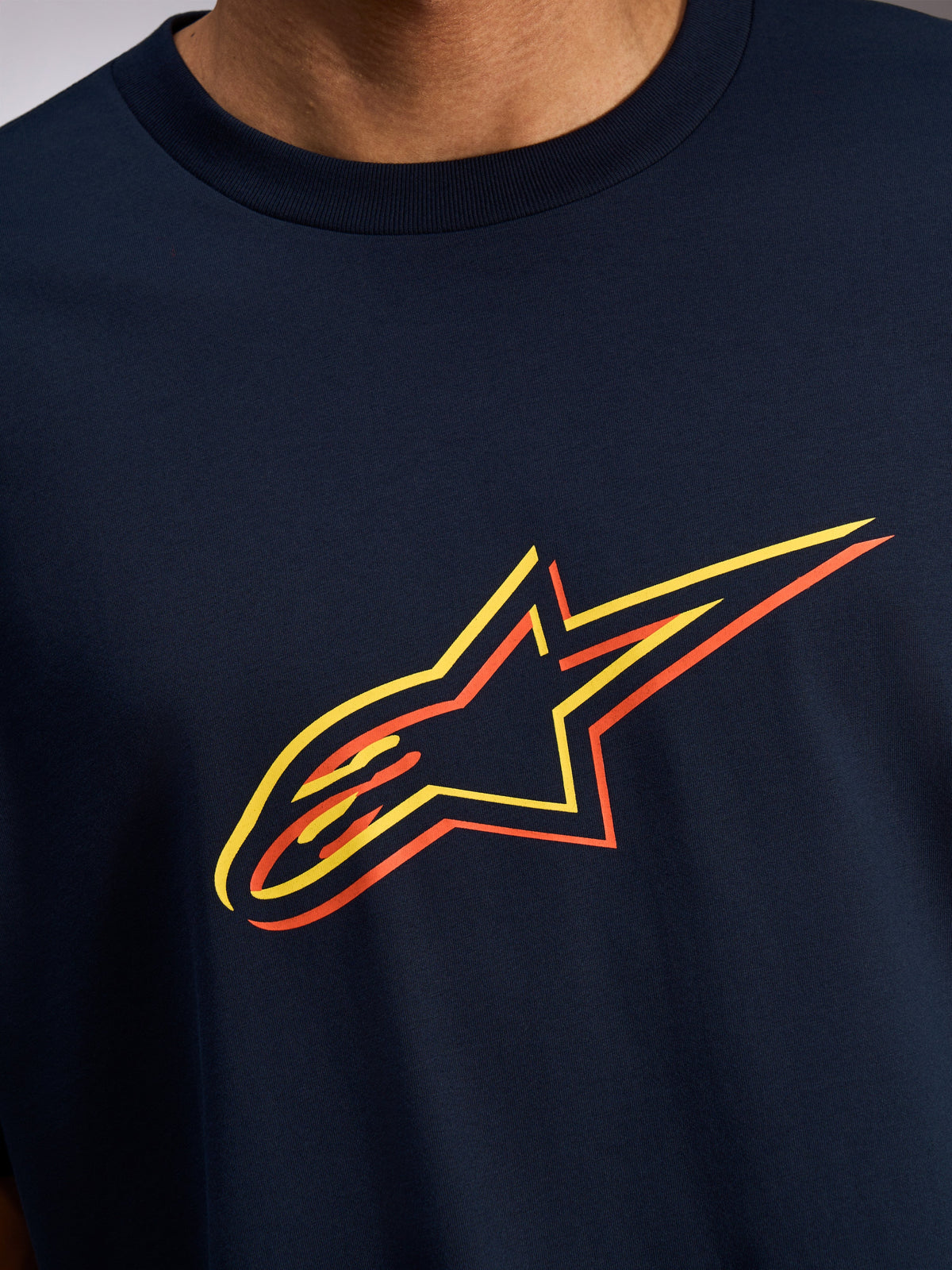 Alpinestars Alter Oversized CSF Tee, kurzärmeliges T-Shirt, Marineblau, Nahaufnahme des Astars-Logos auf der Vorderseite mit gelbem und orangem Farbversatz, lässige Motorsport-Streetwear