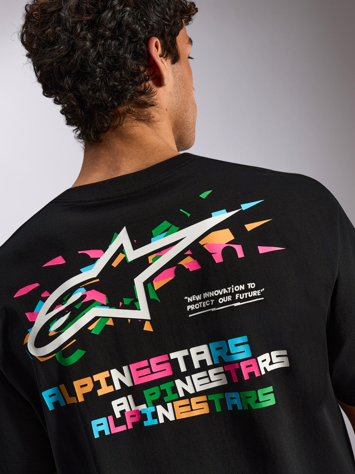 Alpinestars Wild Oversized CSF Tee, Kurzarm-T-Shirt, Schwarz, große Rücken-Grafik mit lebhaftem mehrfarbigem Astars-Logo und Typografie, Casual Sportswear