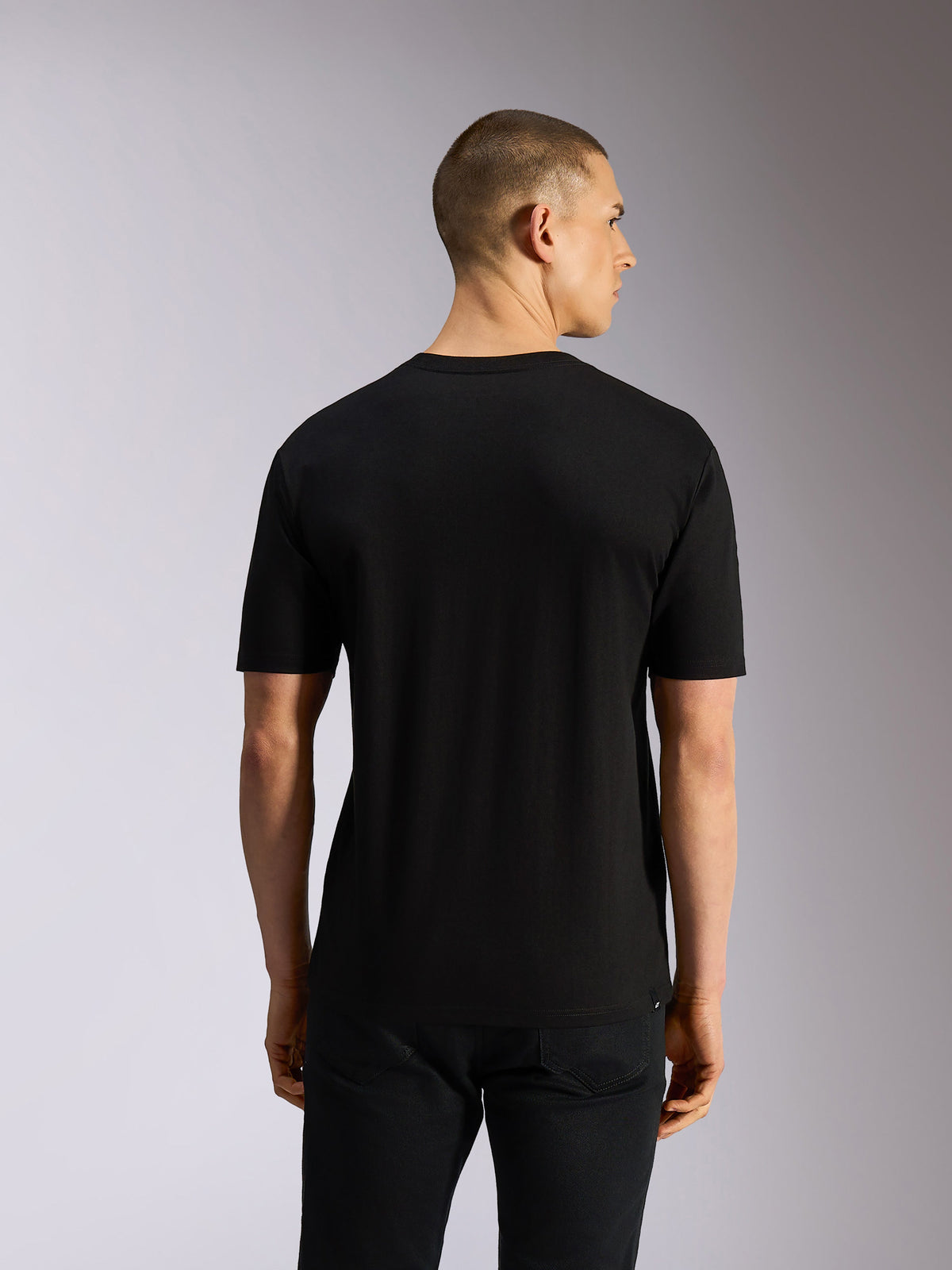 Alpinestars MX CSF Tee, Kurzarm-T-Shirt, Schwarz, Rückansicht, von einem Model getragen, lässiges motorsportinspiriertes Design