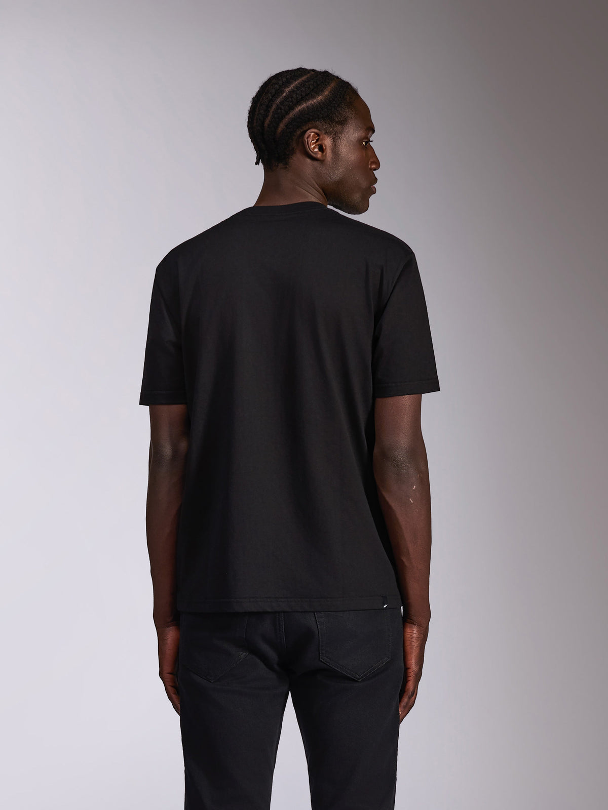 Alpinestars Authority CSF Tee, Kurzarm-T-Shirt, Schwarz, Rückansicht am Model in dunkler Jeans, schlichtes Design mit sauberem Finish, lässige Motorsport-Streetwear