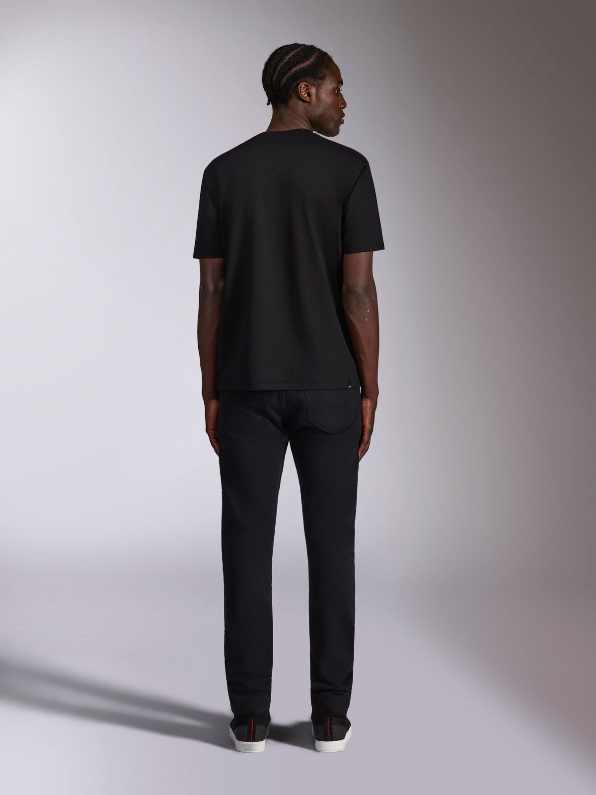Alpinestars Authority CSF Tee, Kurzärmeliges T-Shirt, Schwarz, Rückansicht, getragen mit schwarzer Hose, lässige vom Motorsport inspirierte Streetwear