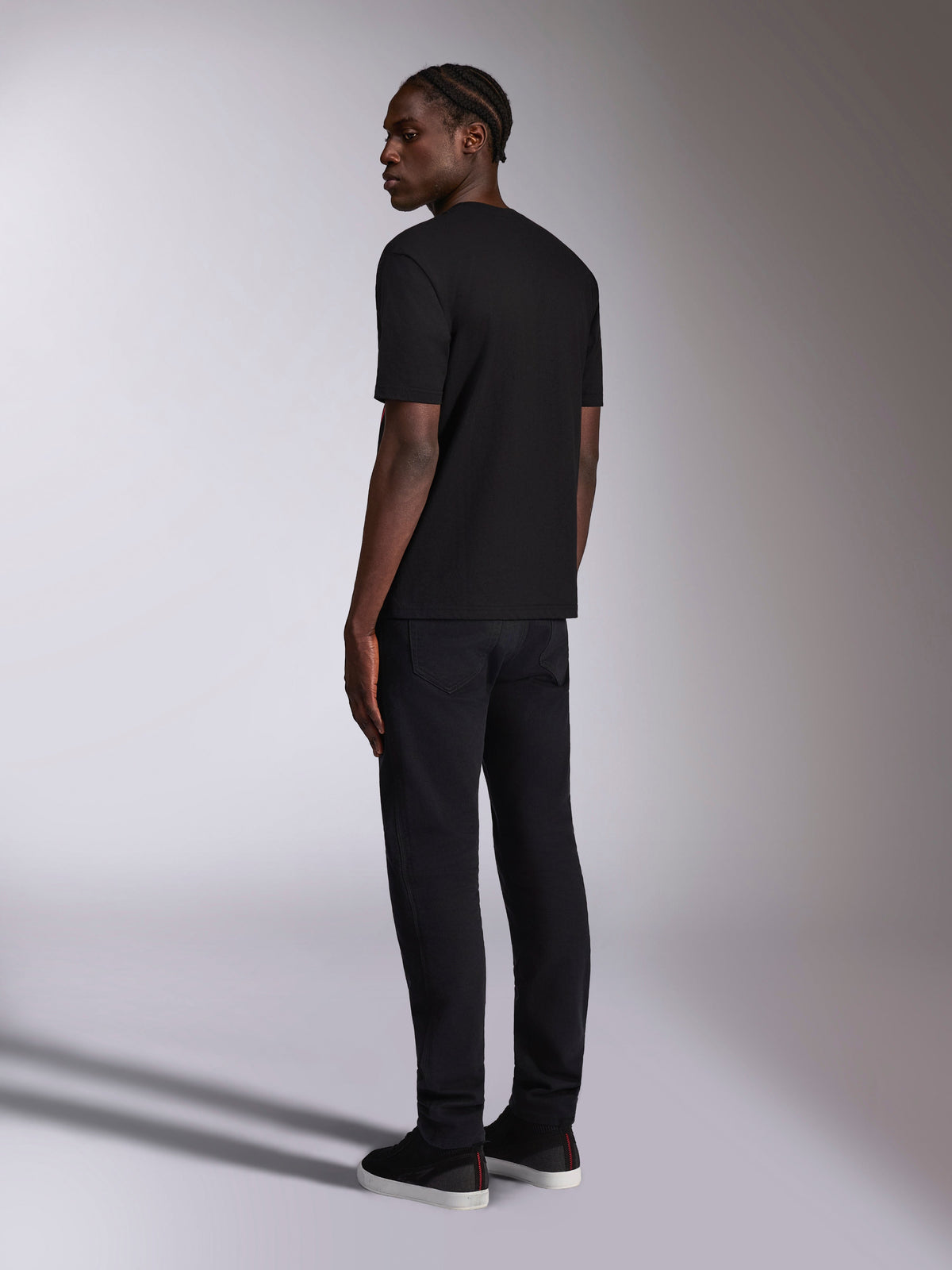 Alpinestars Authority CSF Tee, kurzärmeliges T-Shirt, Schwarz, Rückansicht am Model, lässige, vom Motorsport inspirierte Streetwear, kombiniert mit schwarzer Hose