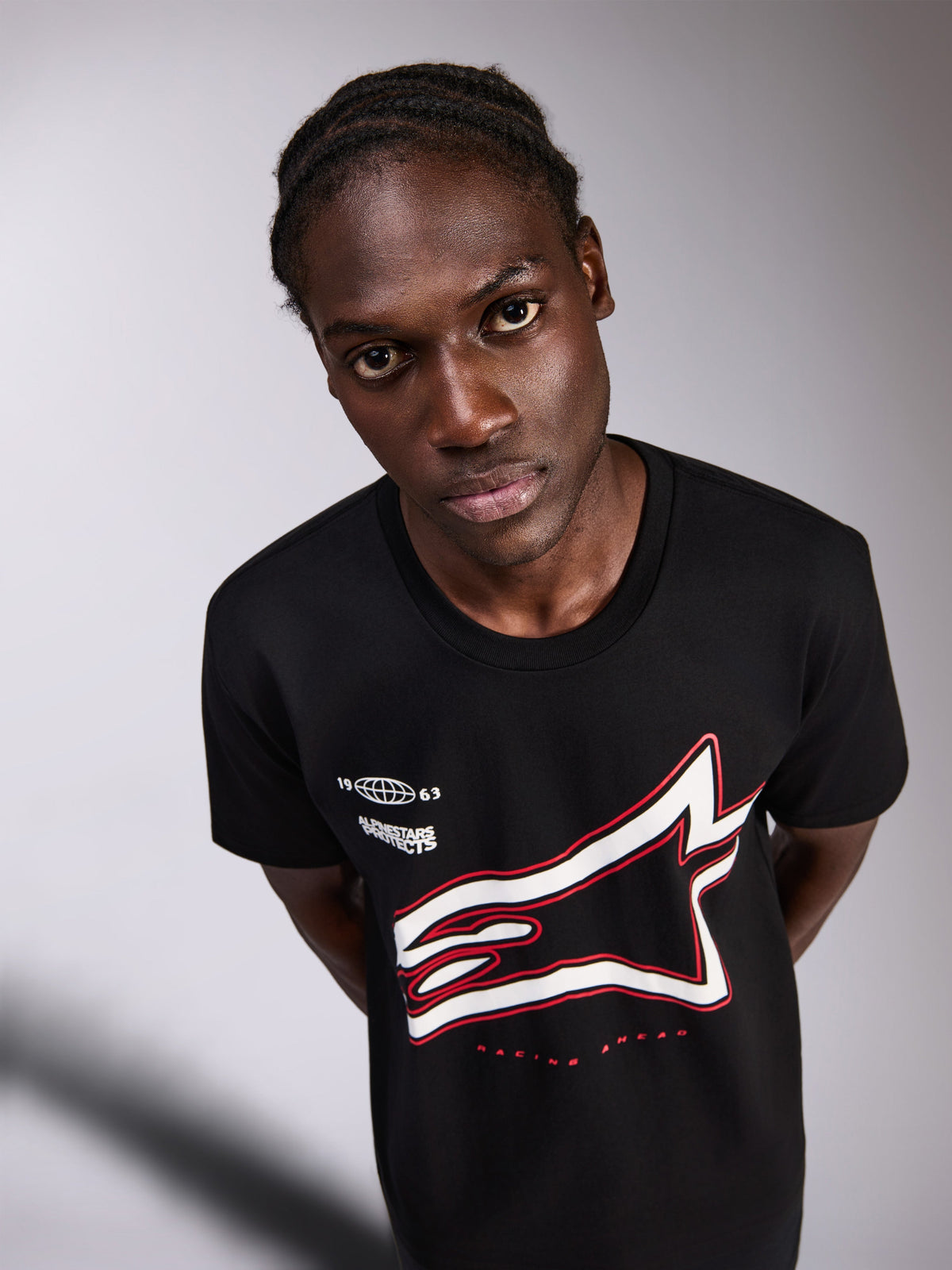 Alpinestars Authority CSF Tee, kurzärmeliges T-Shirt, Schwarz, mit großem, beschnittenem weißem Astars-Logo mit rotem Umriss und kleinen Grafiken auf der Brust, lässige, vom Motorsport inspirierte Streetwear