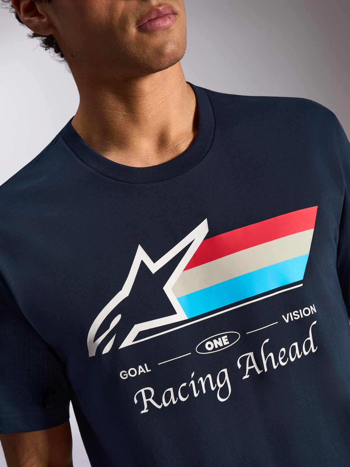 Alpinestars Trifecta CSF Tee, kurzärmeliges T-Shirt, Marineblau, weißes Astars-Logo mit dreifarbigen Streifen und „Racing Ahead“-Schriftzug, lässige Motorsport-Sportbekleidung