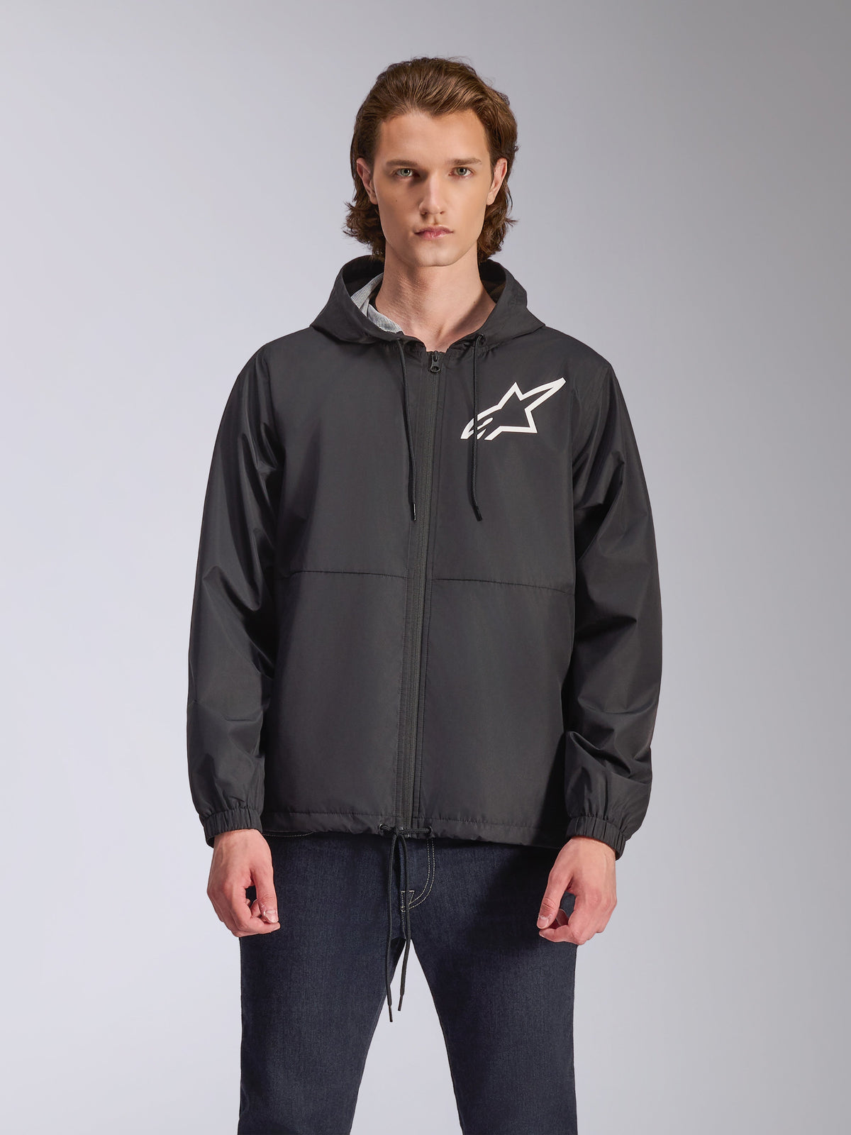 Alpinestars Speeder Chromium Windbreak-Jacke, schwarze Kapuzenjacke mit weißem Stern-Logo auf der Brust, Frontreißverschluss, Kapuze mit Kordelzug und elastischen Bündchen, motorsport-inspirierte Streetwear