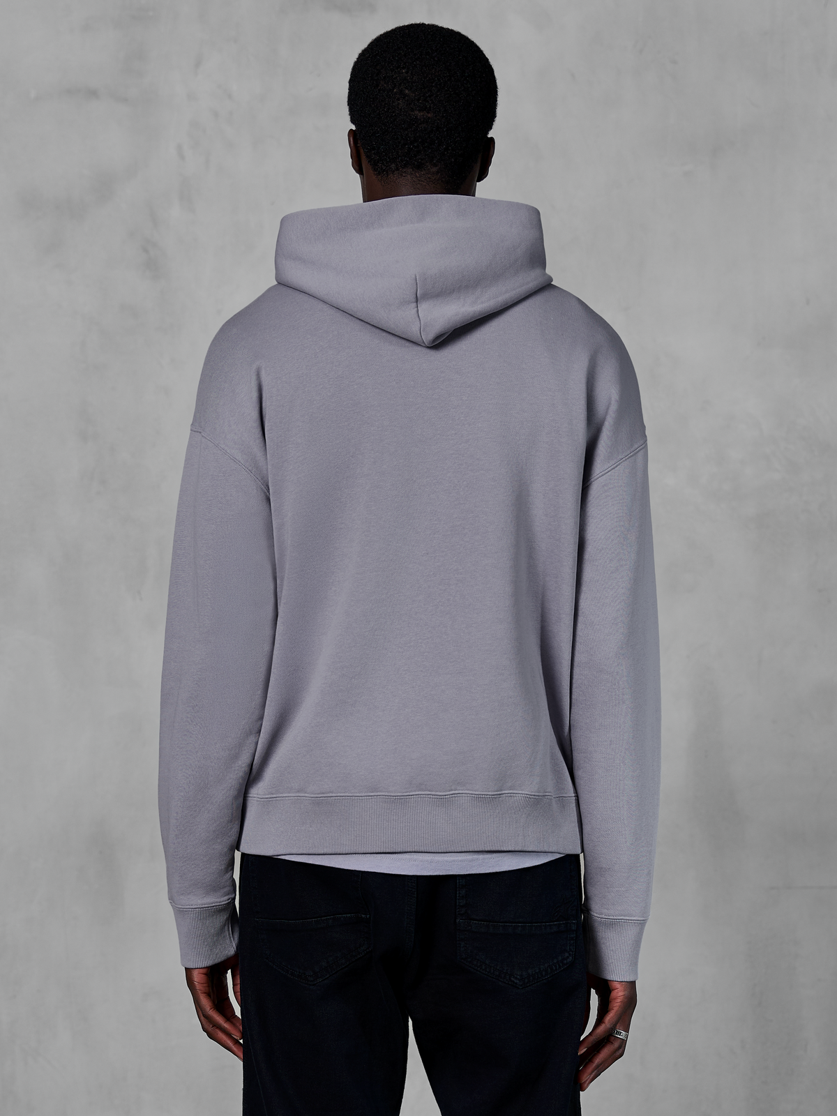Alpinestars Essentials Ageless Hoodie, silbergraues Fleece, Rückansicht, minimalistisches Pullover-Design mit Kapuze und Rippbündchen, lässige Motorsport-inspirierte Streetwear