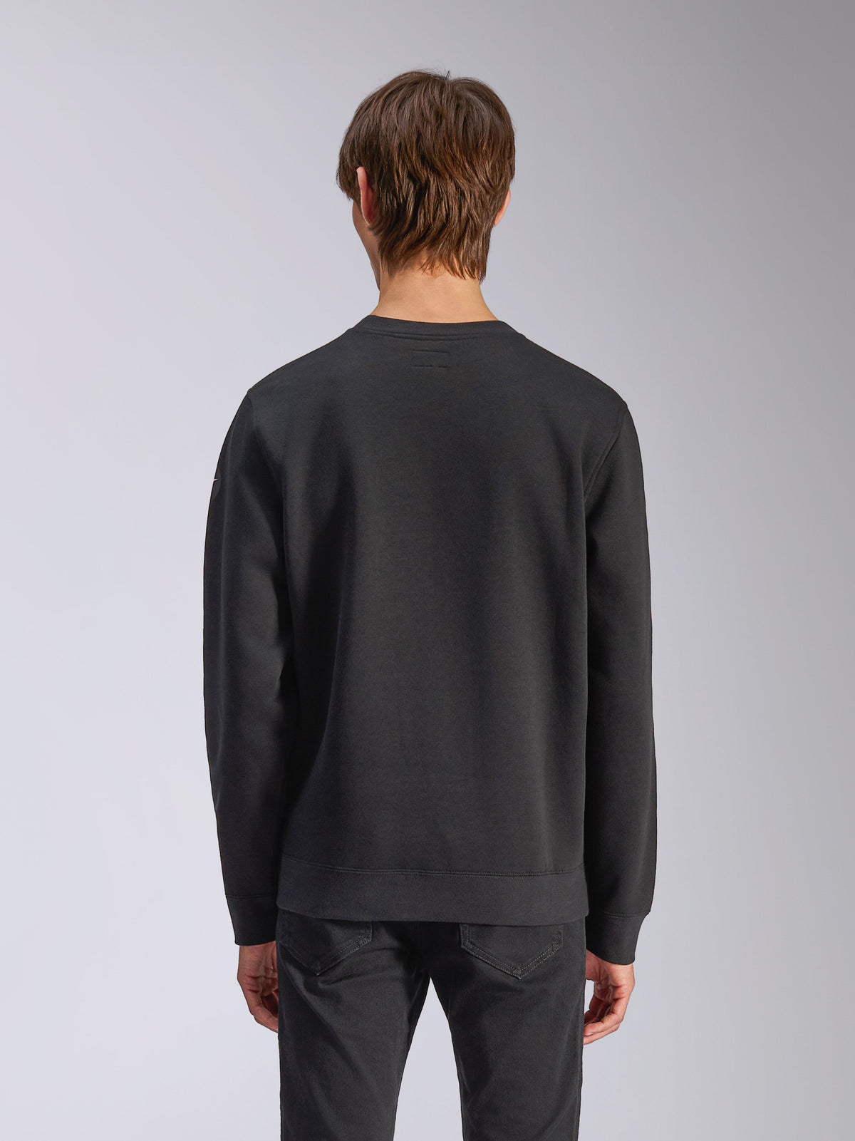 Alpinestars Bettern Crew, Rundhals-Sweatshirt, Schwarz, Rückansicht am Modell, mit gerippten Bündchen und Saum, lässige Motorsport-Streetwear