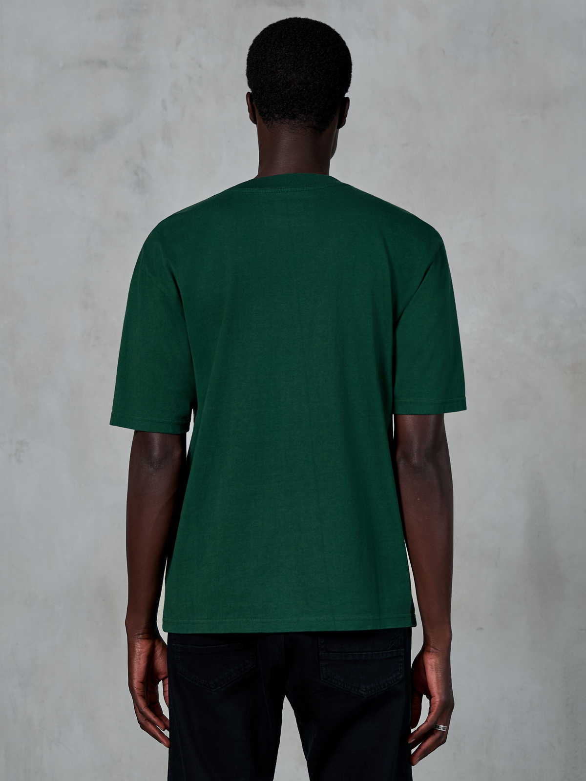 Alpinestars Essentials Ageless SS Tee, kurzärmeliges T-Shirt, Pine Green, Rückansicht am Model, entspannte Passform, Bio-Baumwolle, lässige vom Motorsport inspirierte Streetwear