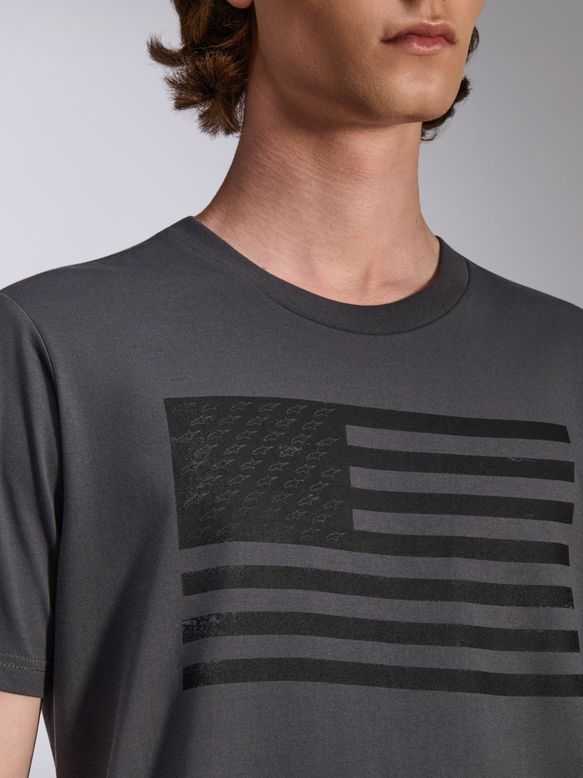 Alpinestars Waving CSF T-Shirt, Kurzarm-T-Shirt, Charcoal, mit einer schwarzen Flaggen-Grafik und Stern-Logos auf der Brust, lässige Motorsport-Streetwear