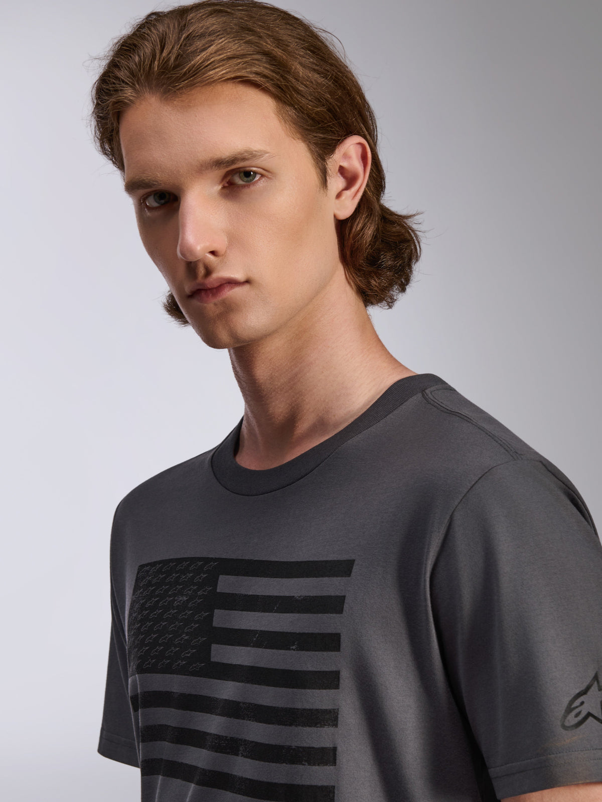 Alpinestars Waving CSF T-Shirt, Kurzarm-T-Shirt, Charcoal, mit schwarzer Distressed-Flaggen-Grafik und kleinen Stern-Logos, lässige Sportbekleidung für Herren