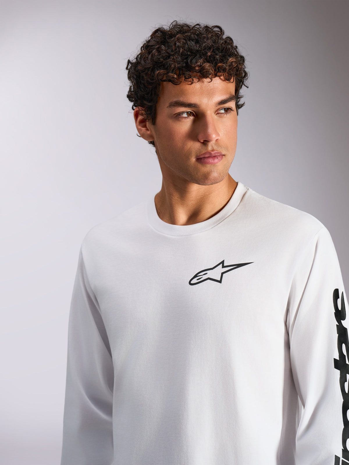 Alpinestars Trackside CSF Tee, Langarm-T-Shirt, Weiß mit schwarzem Branding, Astar-Logo auf der Brust und Schriftzug am Ärmel, lässige, vom Motorsport inspirierte Streetwear