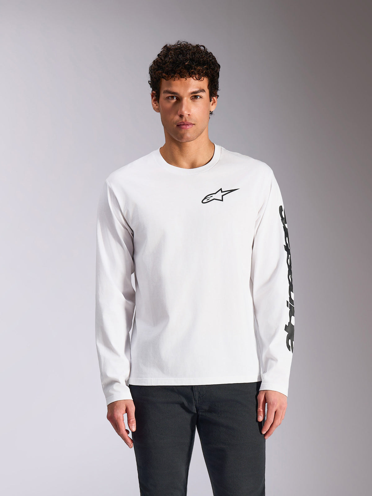 Alpinestars Trackside CSF Tee, Langarm-T-Shirt, Weiß, schwarzes Alpinestars-Brustlogo und Ärmel-Branding, lässige Motorsport-Streetwear, Frontansicht