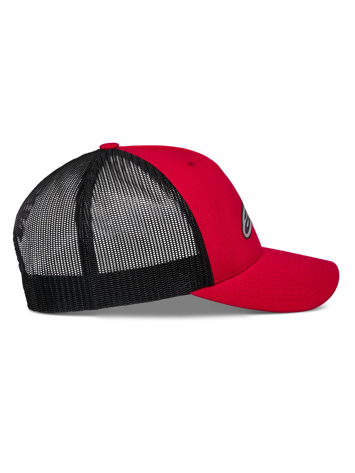 Alpinestars Reflect Ageless Trucker-Mütze, Rot und Schwarz, Seitenansicht, rote Twill-Vorderseite und gebogener Schirm, Rückseite aus schwarzem Poly-Mesh, strukturierte Krone, lässige, vom Motorsport inspirierte Kopfbedeckung